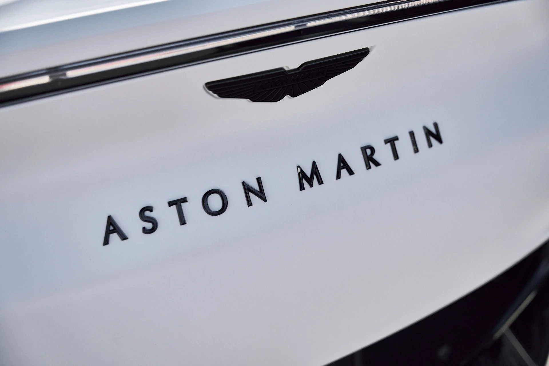 mph012_2492788652_Used_2025_Aston_Martin_DBX_707_1767063144_599ce5472e