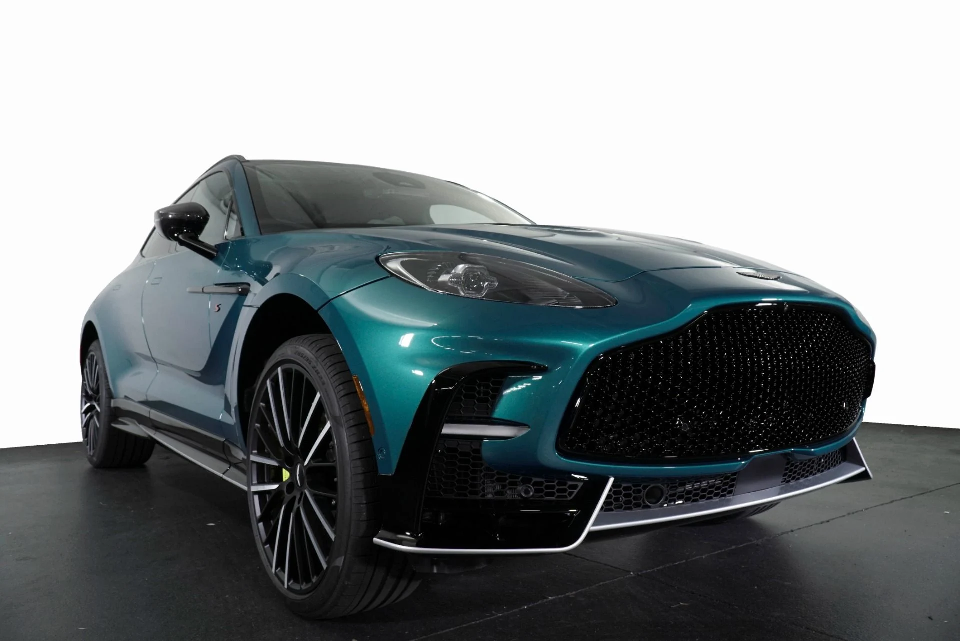 mph012_2494637514_New_2026_Aston_Martin_DBX_S_1768416197_3359434796