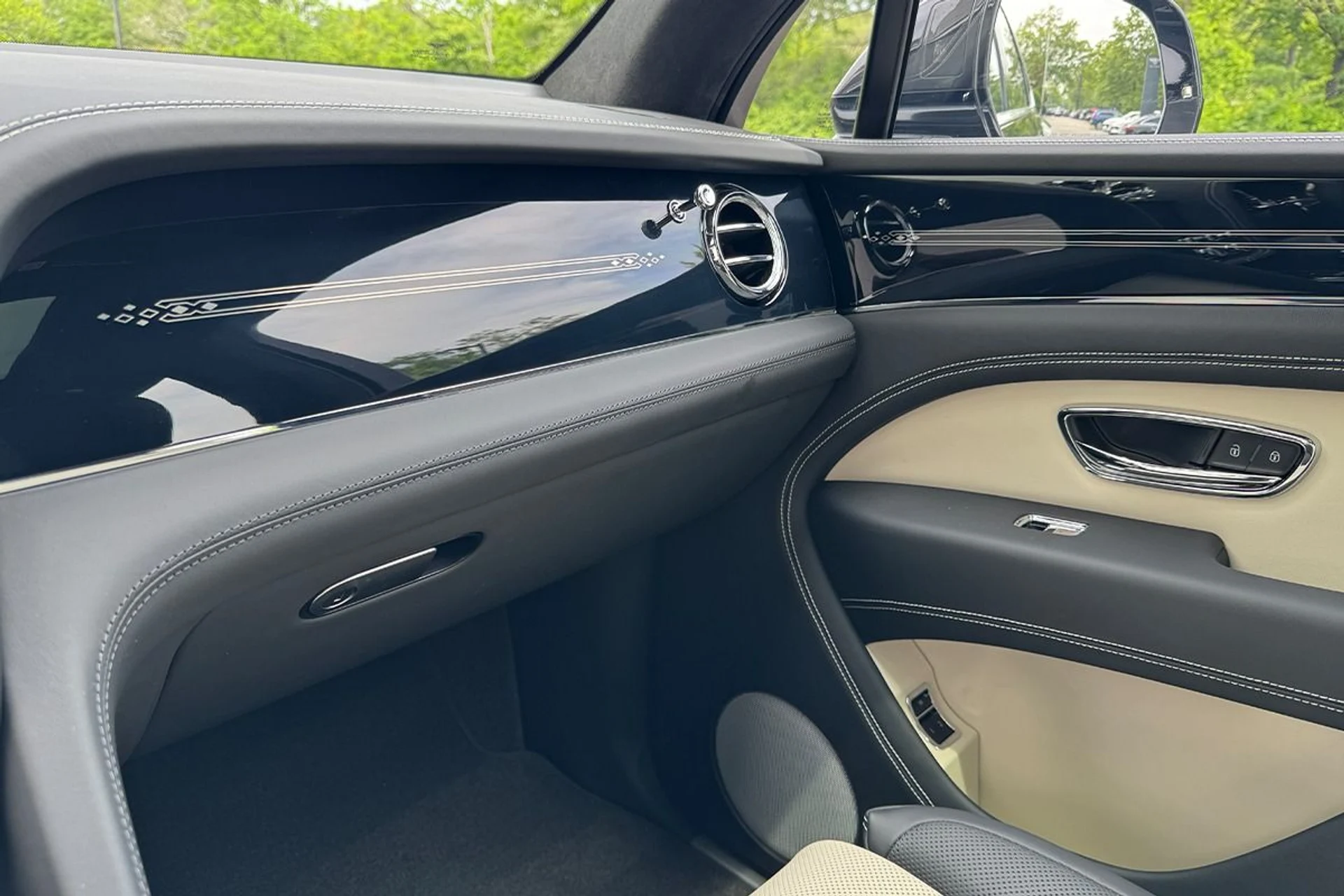 mph012_2498083506_New_2025_Bentley_Bentayga_V8_1749227501_2d2b10db8f