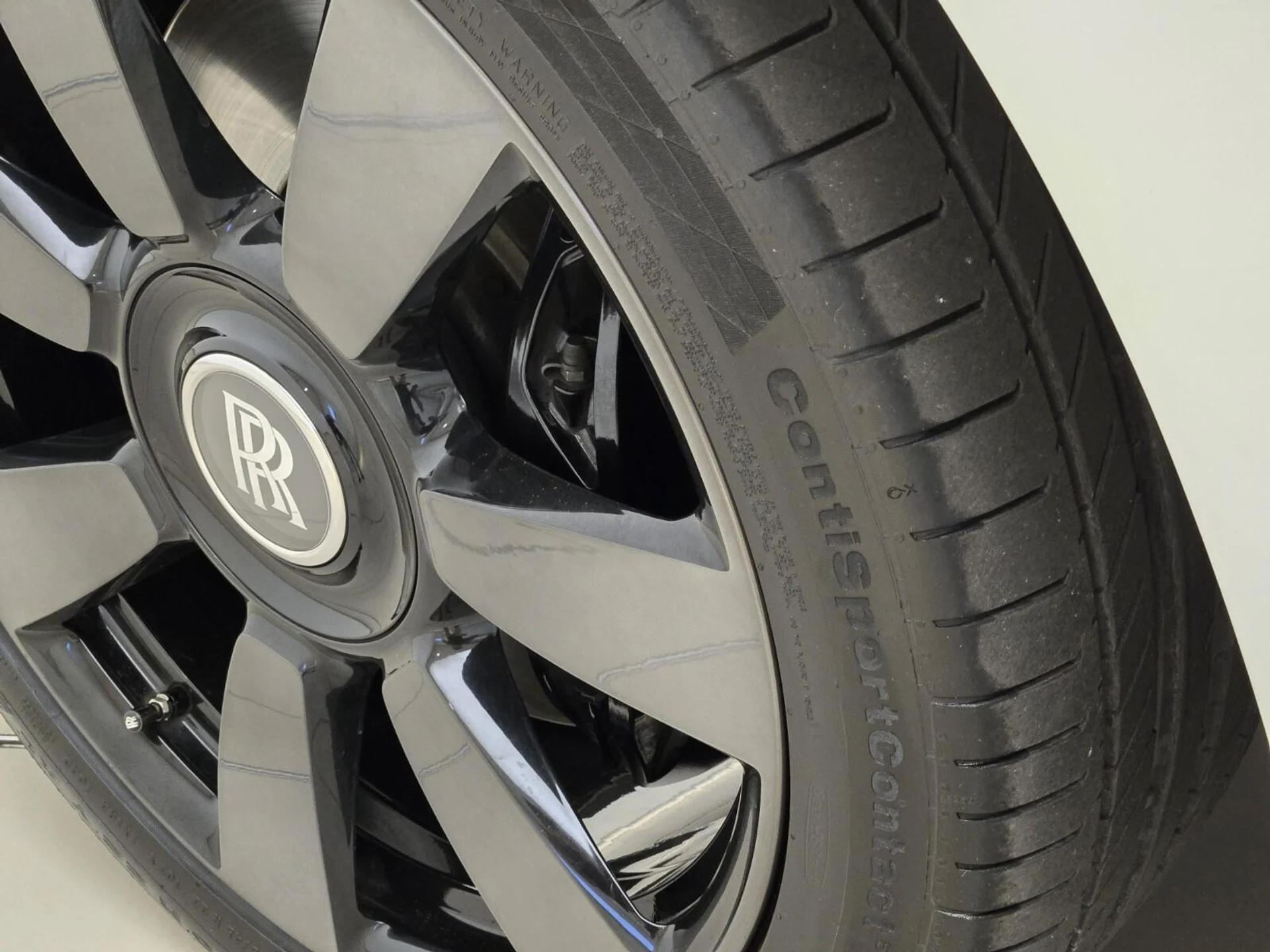 mph012_2498530224_Used_2019_Rolls_Royce_Cullinan_1762329166_b6da782545