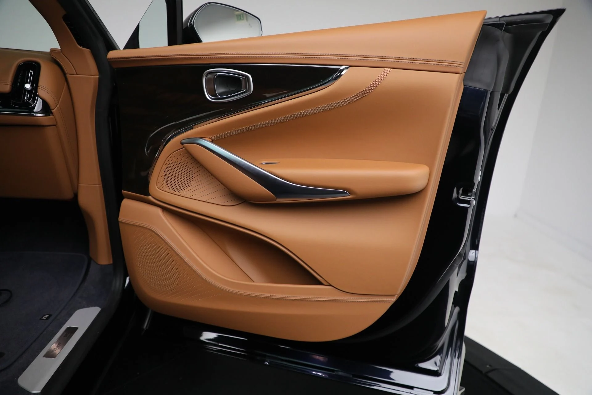 mph012_2534997797_New_2025_Aston_Martin_DBX_707_e52f675451