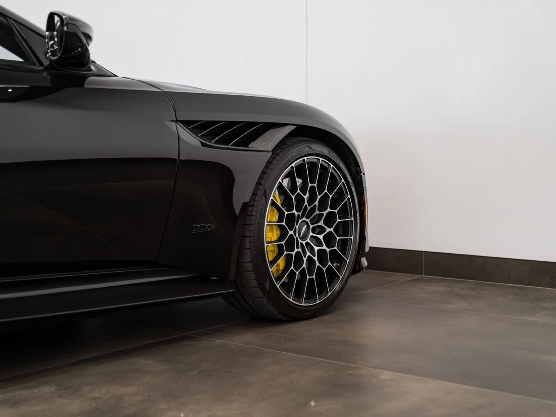 mph012_2551059253_aston_martin_dbs_2023_jpg_v_1773863537_4a26ea3b83