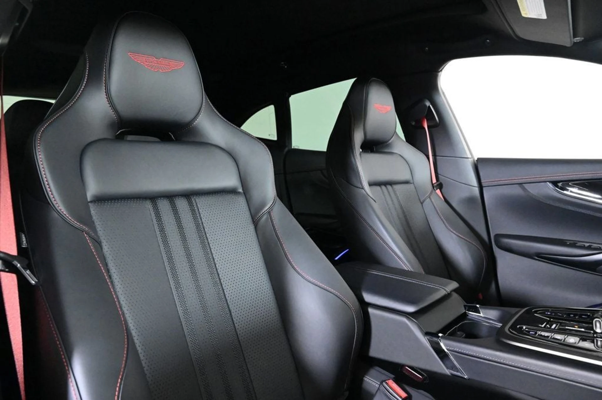 mph012_2554568178_used_2025_aston_martin_dbx_707_11350_22917533_12_1024_7c397b33f3