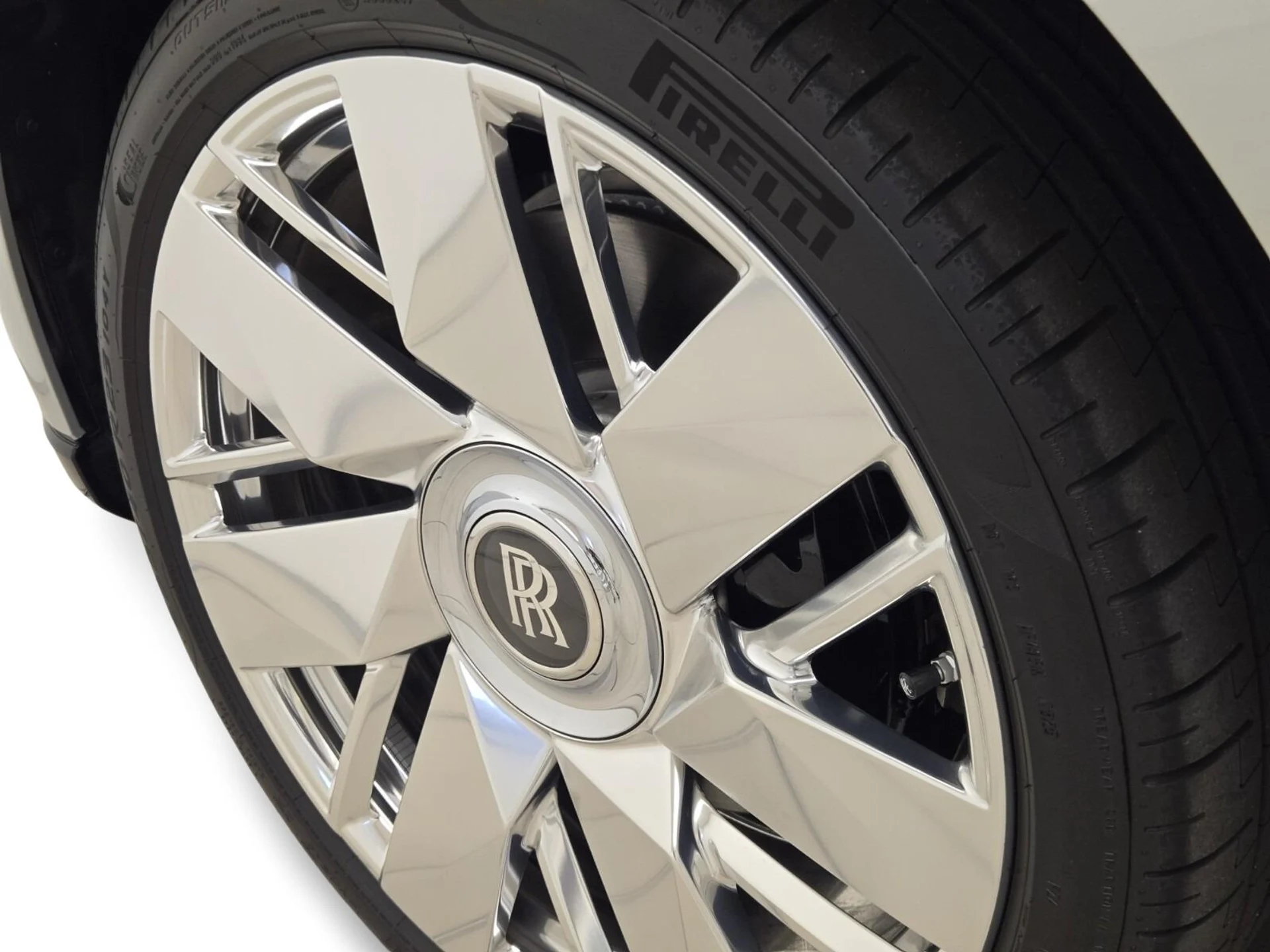 mph012_2562414582_New_2026_Rolls_Royce_Cullinan_1768889701_65b248d5ff