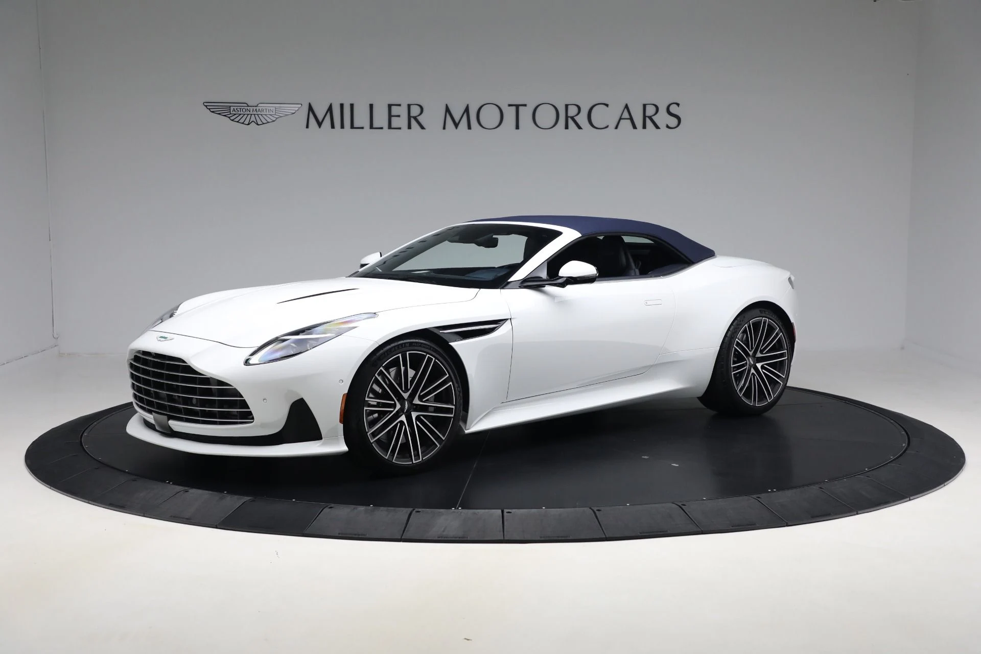 mph012_2563295735_Used_2024_Aston_Martin_DB_12_Volante_56c8daba8d