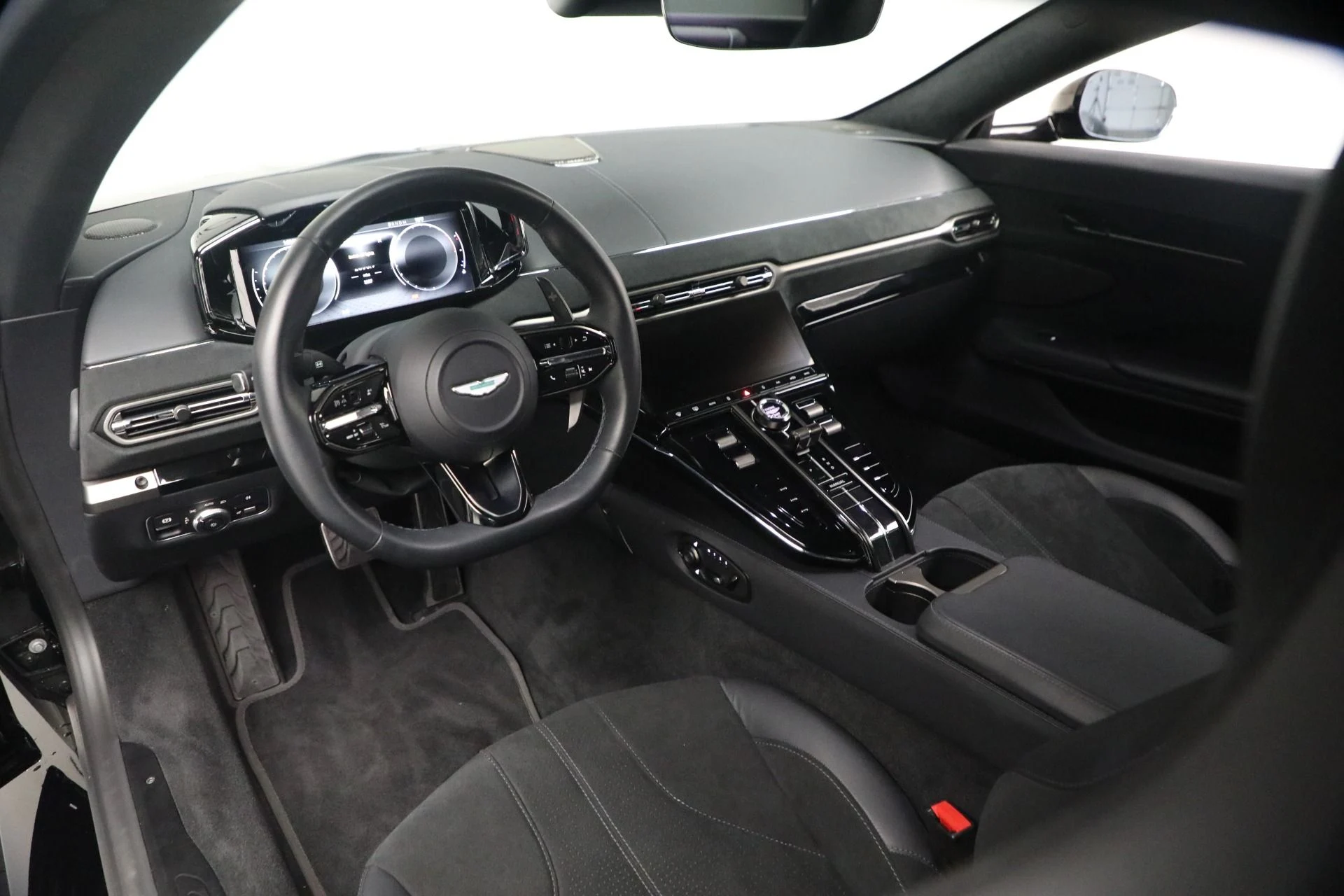 mph012_2569716570_Used_2025_Aston_Martin_Vantage_1790186277_40f144f025