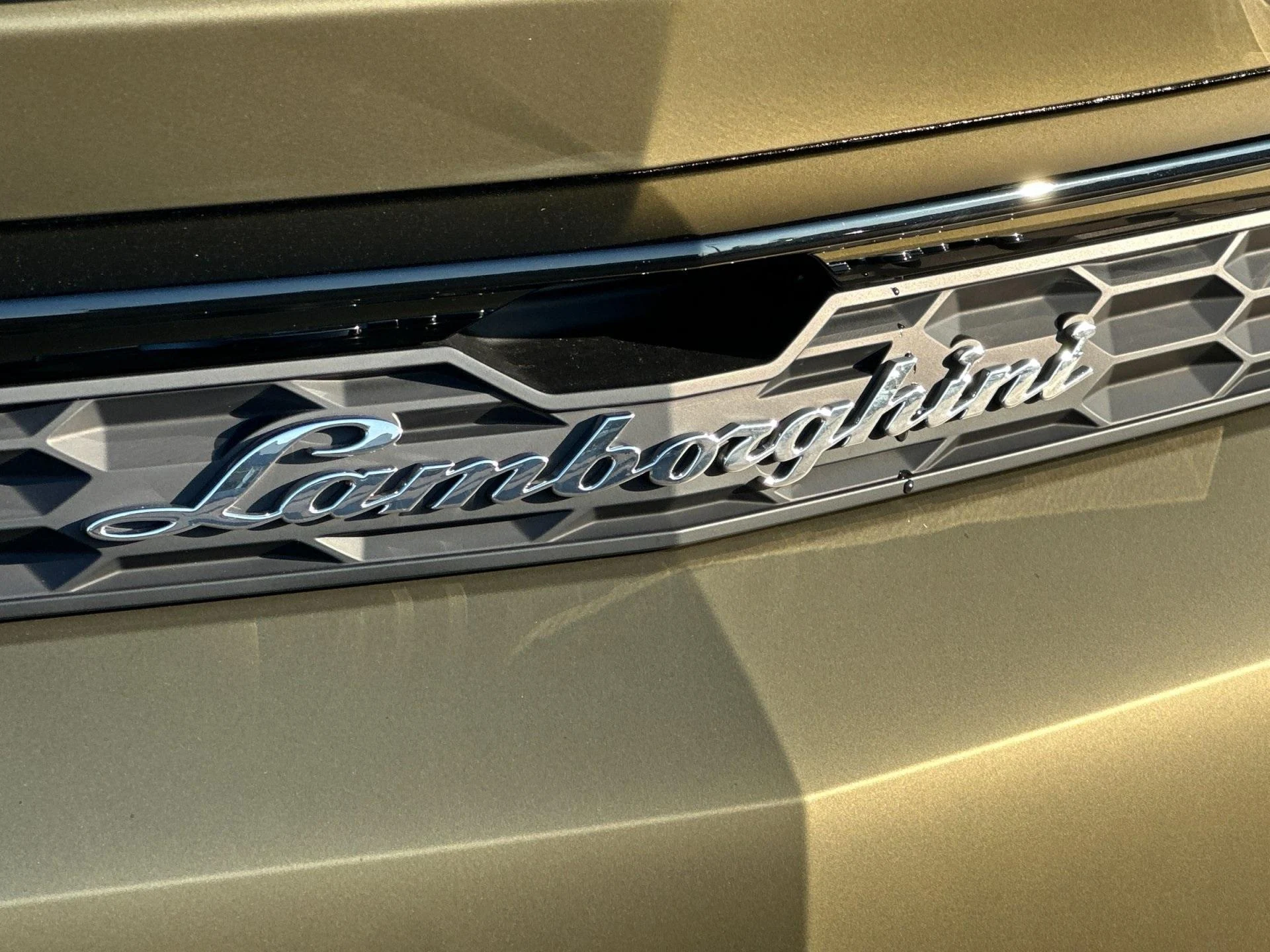 mph012_2575312470_New_2025_Lamborghini_Urus_SE_1765357683_a294b26e8b