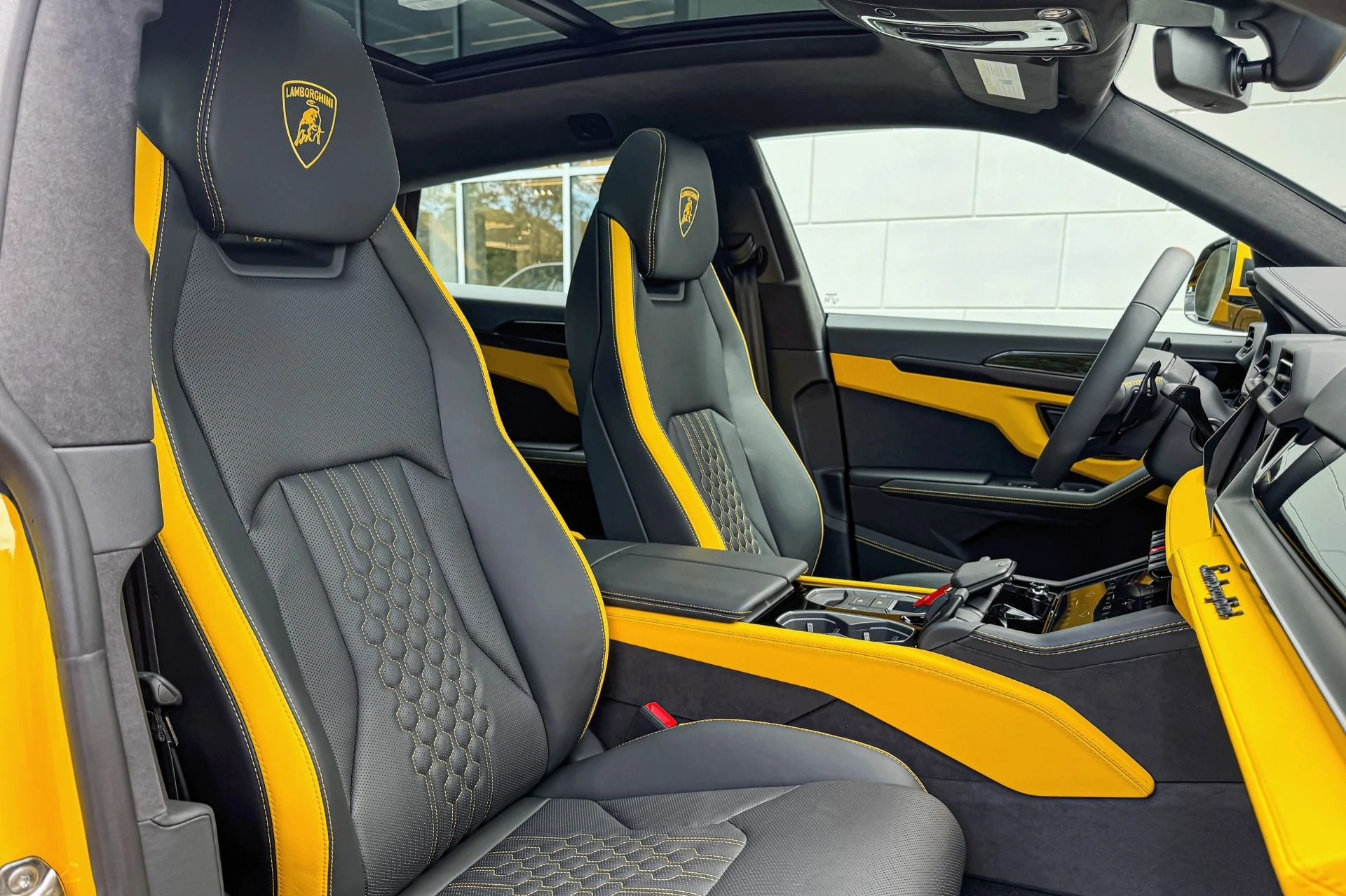mph012_2619075909_Used_2025_Lamborghini_Urus_SE_1756898793_ce0d67e805