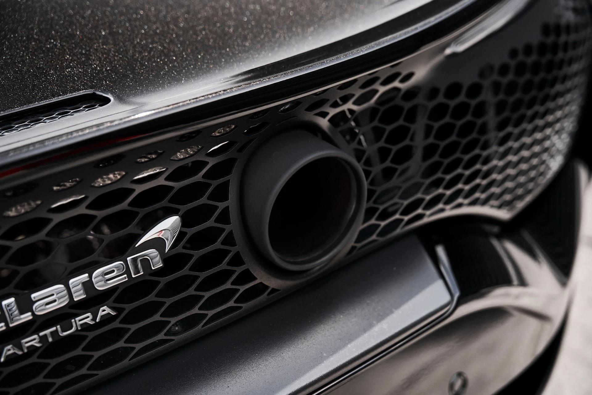 mph012_2620959878_Used_2024_Mc_Laren_Artura_1775583299_5590efe035