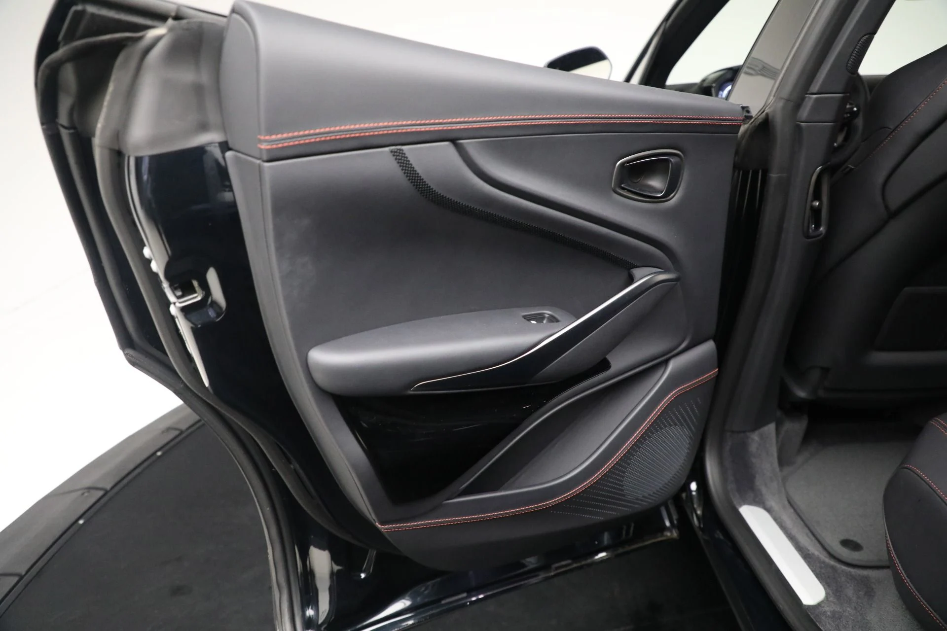 mph012_262370950_New_2025_Aston_Martin_DBX_707_33608b2c69