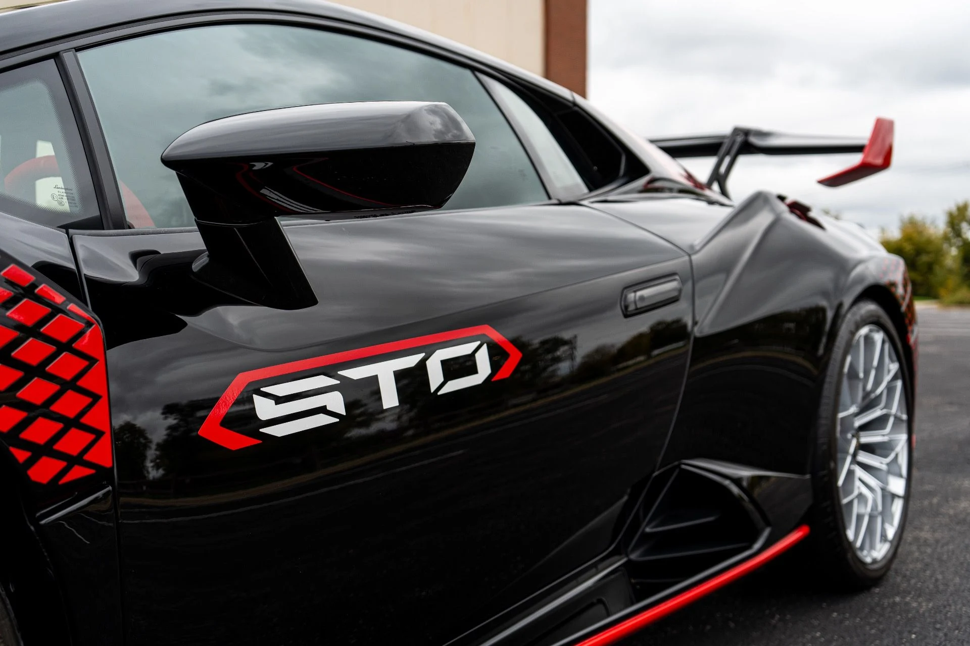 mph012_2637175805_Used_2023_Lamborghini_Huracan_STO_1792011791_4140527149