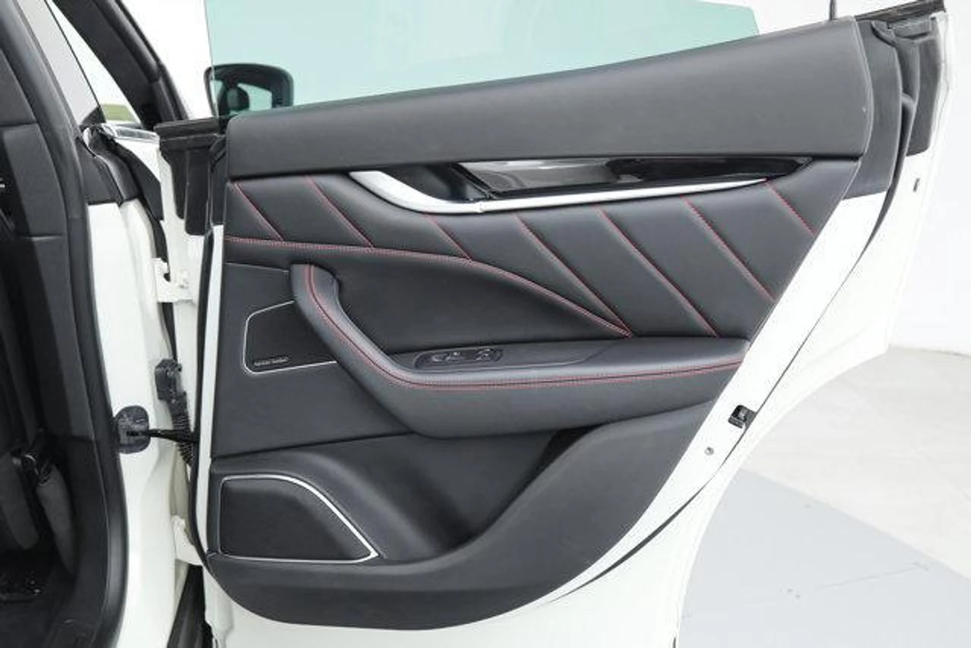 mph012_2637713353_R8_Djb_YYE_0e1i_Amt_l_0_VRG_v6_E0_499344196b