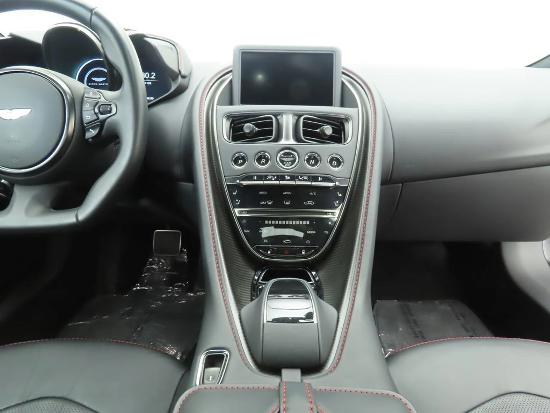 mph012_2649165234_used_2023_aston_martin_dbs_coupe_8119_22958468_13_1024_dcf9513c67