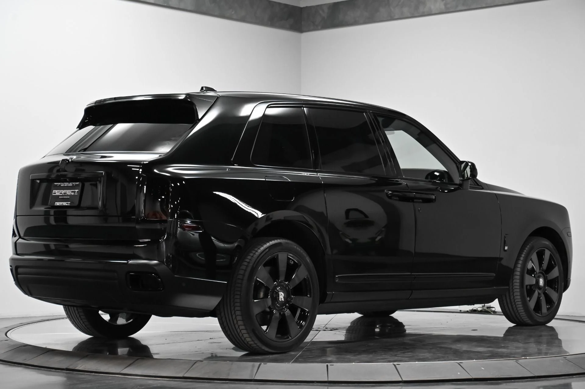 mph012_265126790_Used_2019_Rolls_Royce_Cullinan_1761408905_f5ab4b5439