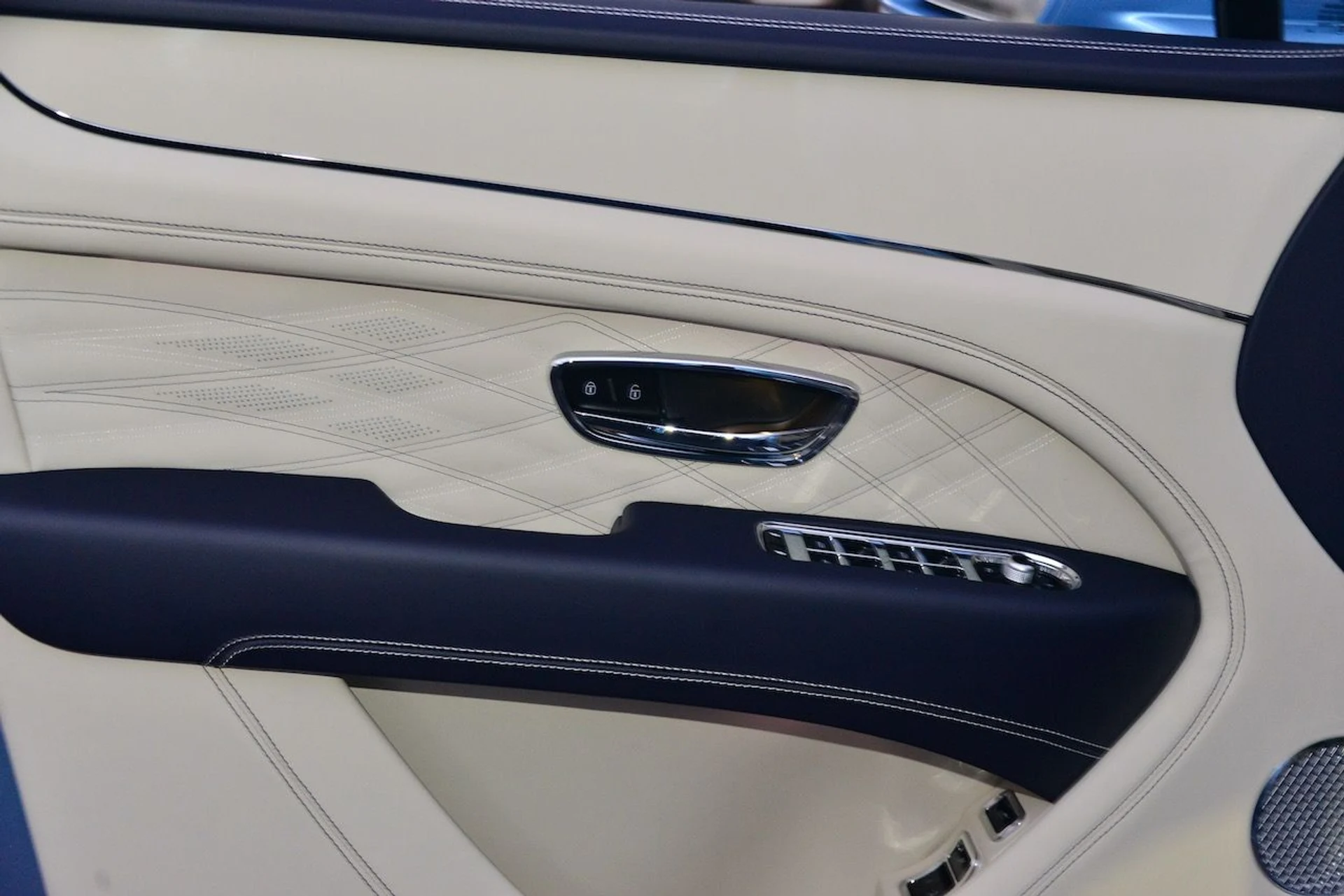 mph012_2651950769_4fda4885af2bd8b0dfa51efebd8b72bdx_3433943c8b