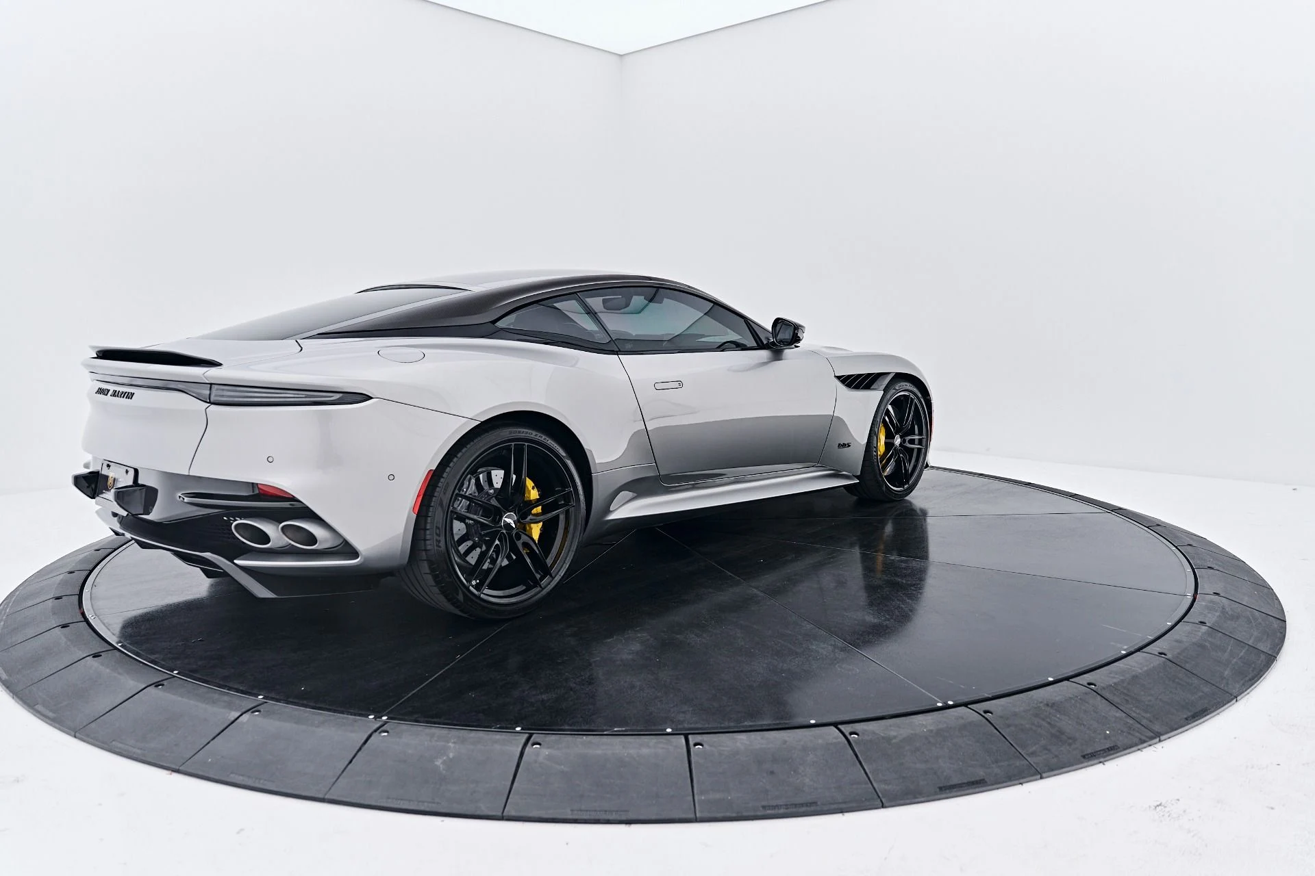 mph012_2675119339_Used_2023_Aston_Martin_DBS_1790369841_dc9bc00f2b