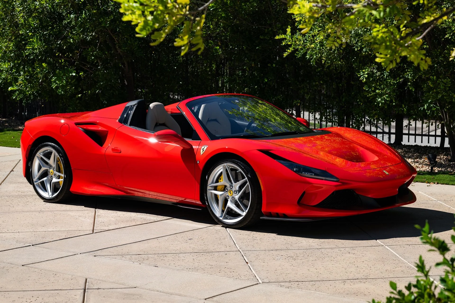 mph012_2682454713_Used_2022_Ferrari_F8_Spider_1791574017_03c59c75a6