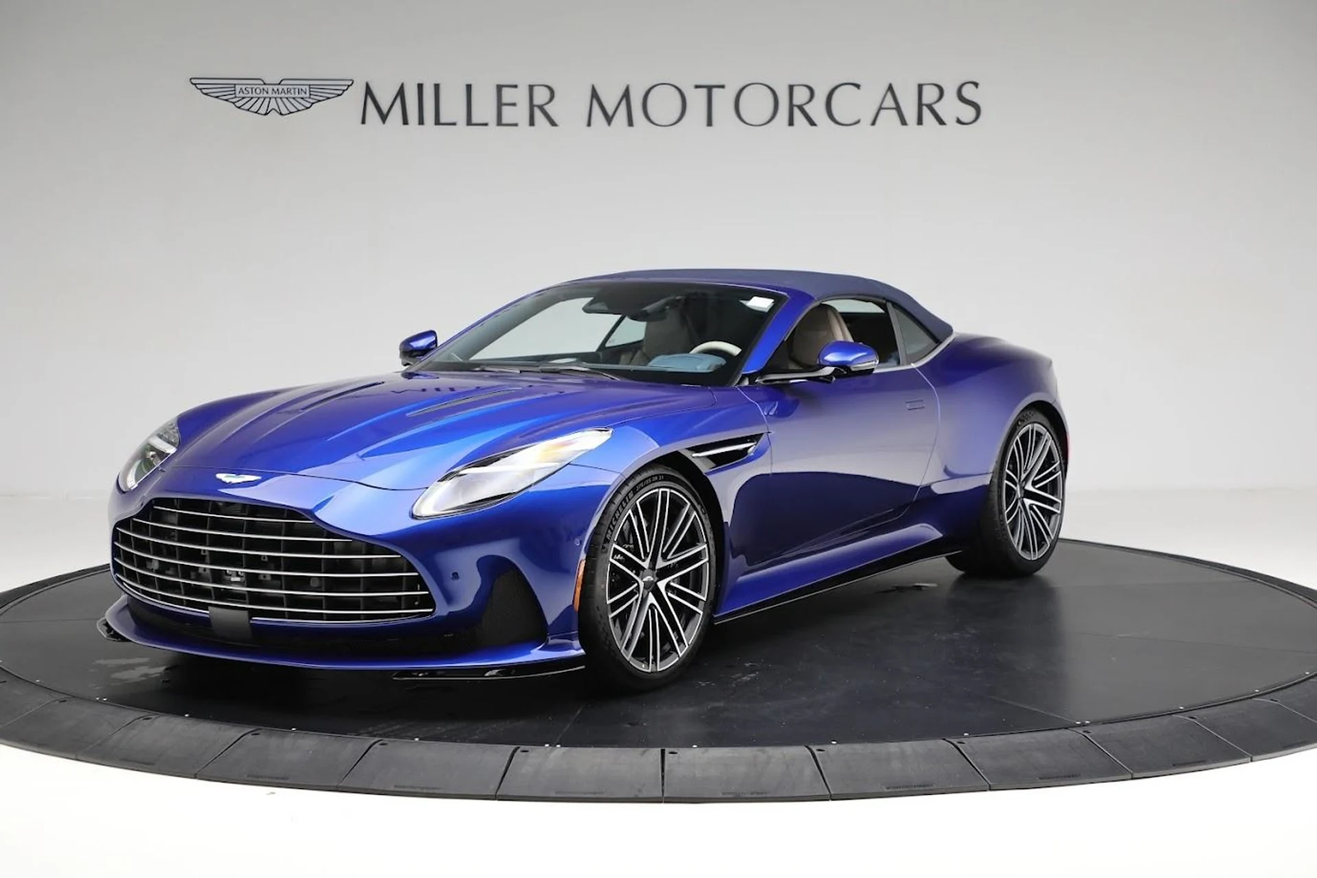 mph012_2697935070_Used_2024_Aston_Martin_DB_12_Volante_abdaef204a