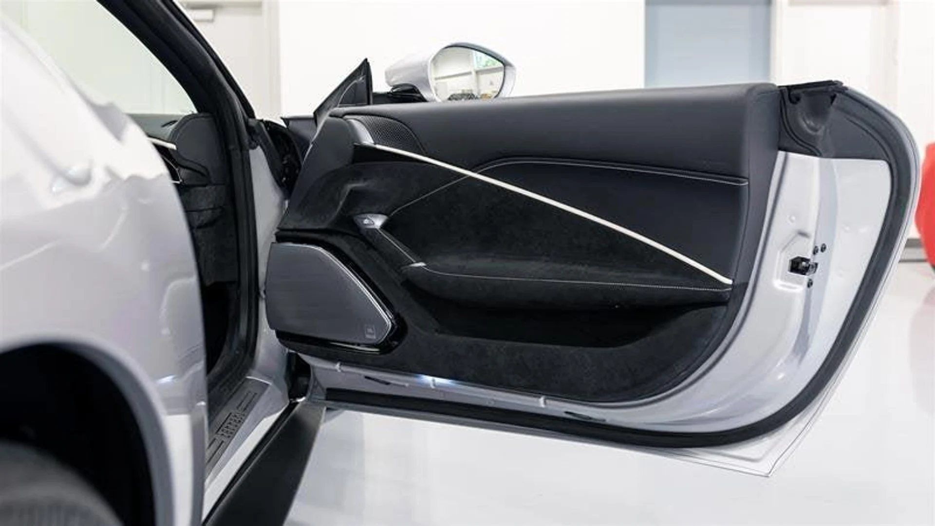 mph012_2724514072_Used_2025_Ferrari_Roma_Spider_Base_1783682451_f71d9cad7d