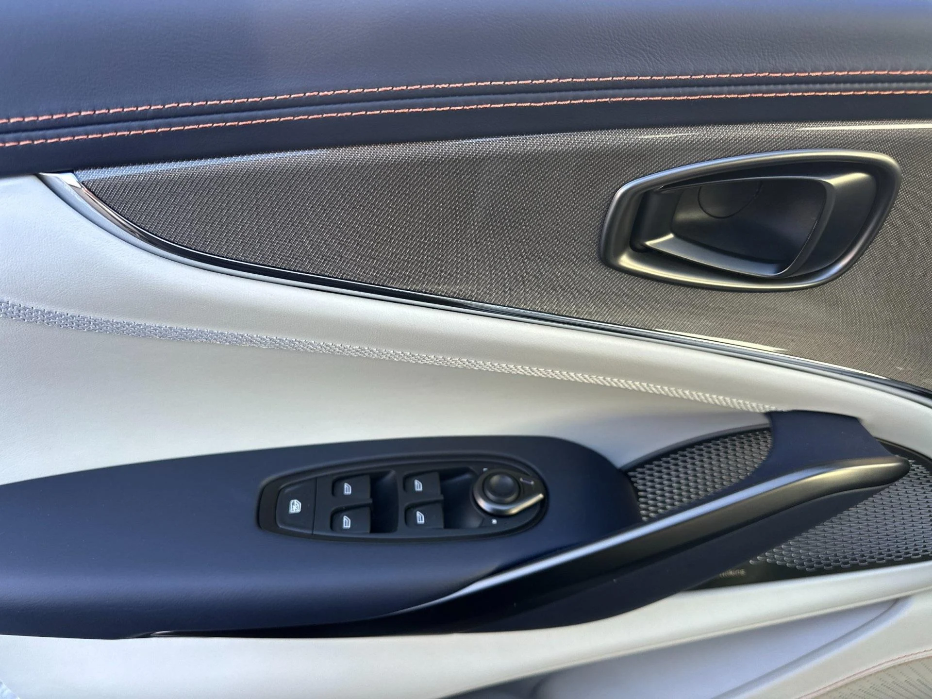 mph012_2726363167_New_2025_Aston_Martin_DBX_707_1761314754_ce0d964e7f