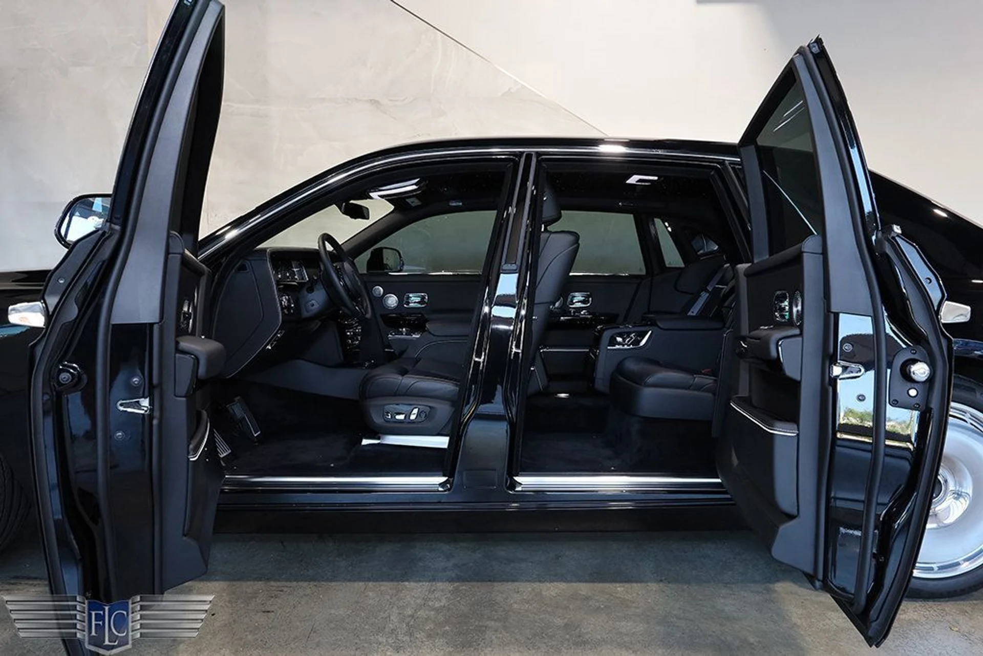 mph012_2726653627_used_2022_rolls_royce_phantom_sedan_9689_23002313_13_1024_de0707cc28