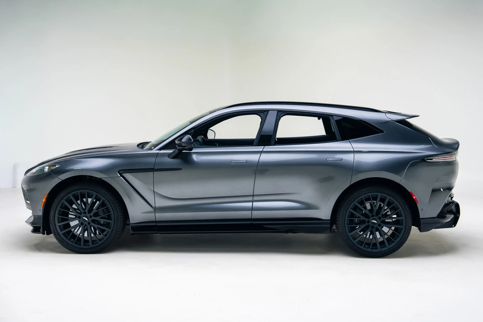 mph012_2736180155_Used_2023_Aston_Martin_DBX_707_1767147113_0896260567