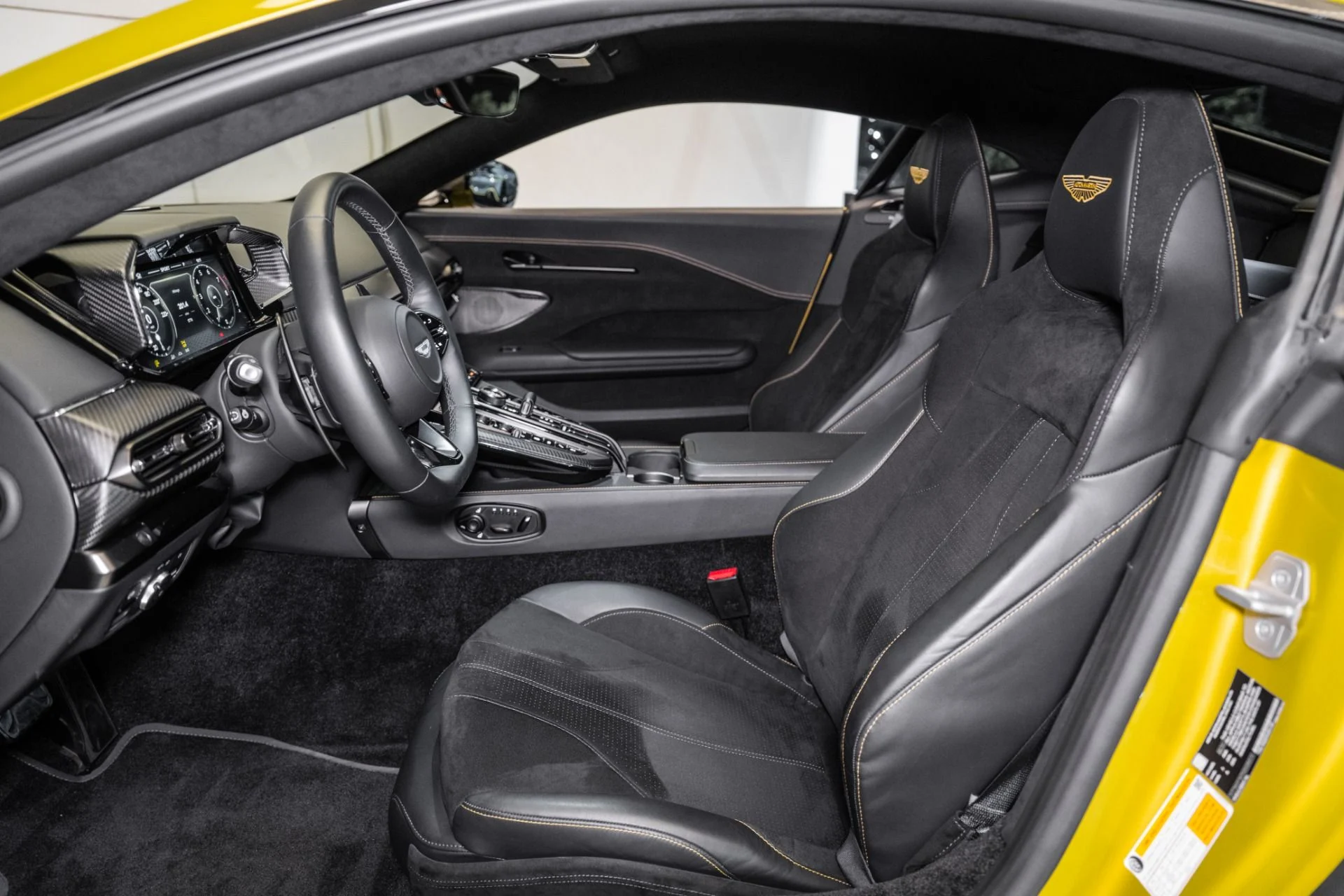 mph012_2742790830_Used_2025_Aston_Martin_Vantage_1751990746_8072874e56
