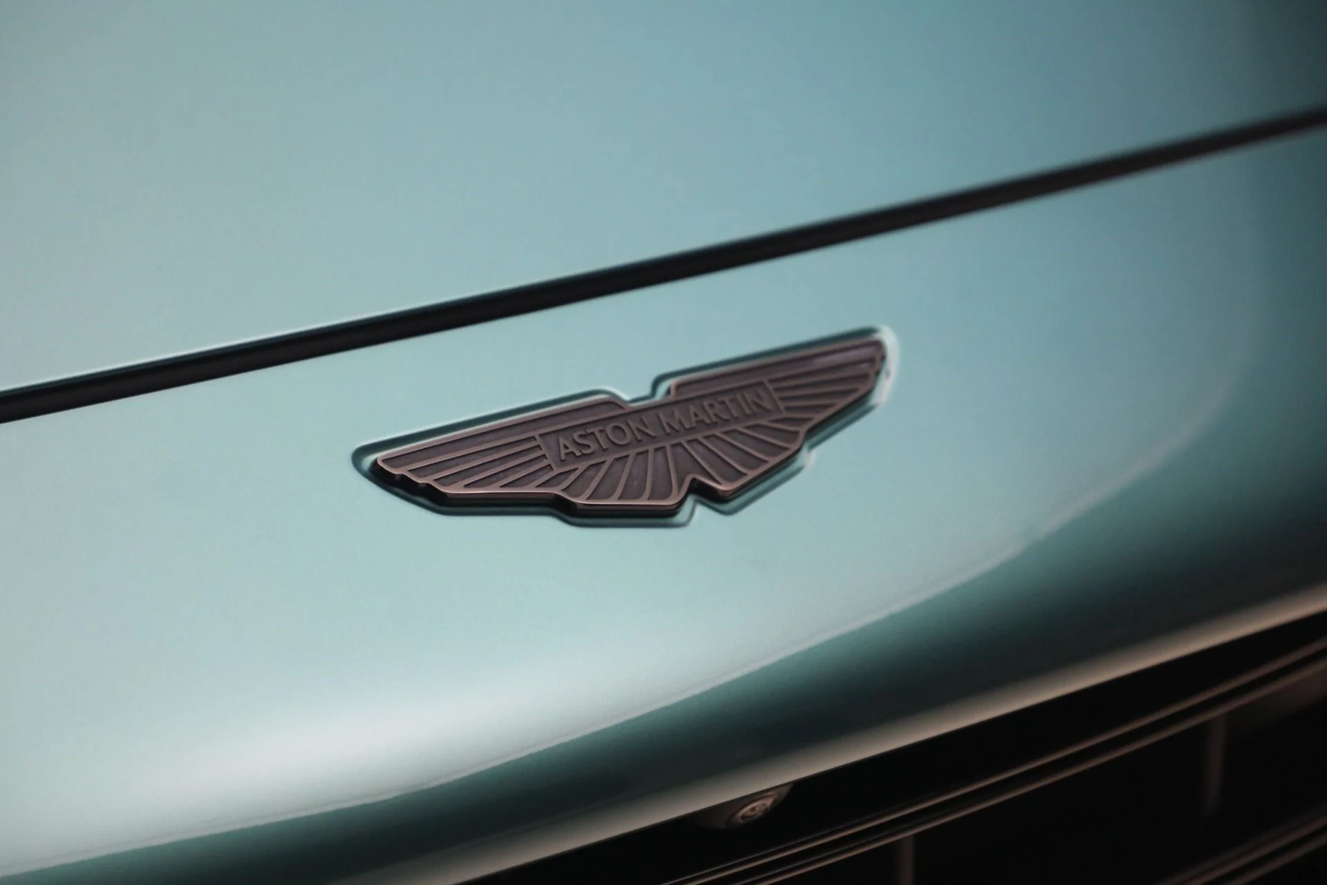 mph012_2746985524_Used_2025_Aston_Martin_DBX_707_1777035476_c3e158f728