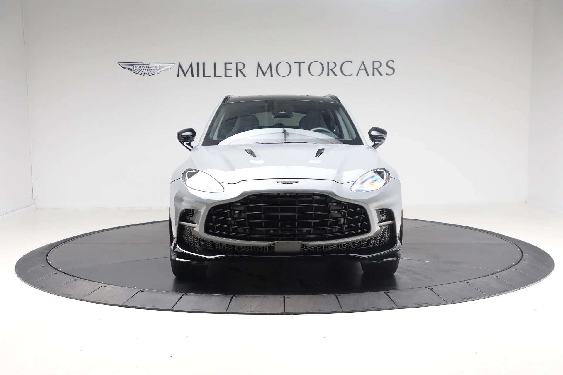 mph012_2763299298_New_2025_Aston_Martin_DBX_707_1762018387_b011712252
