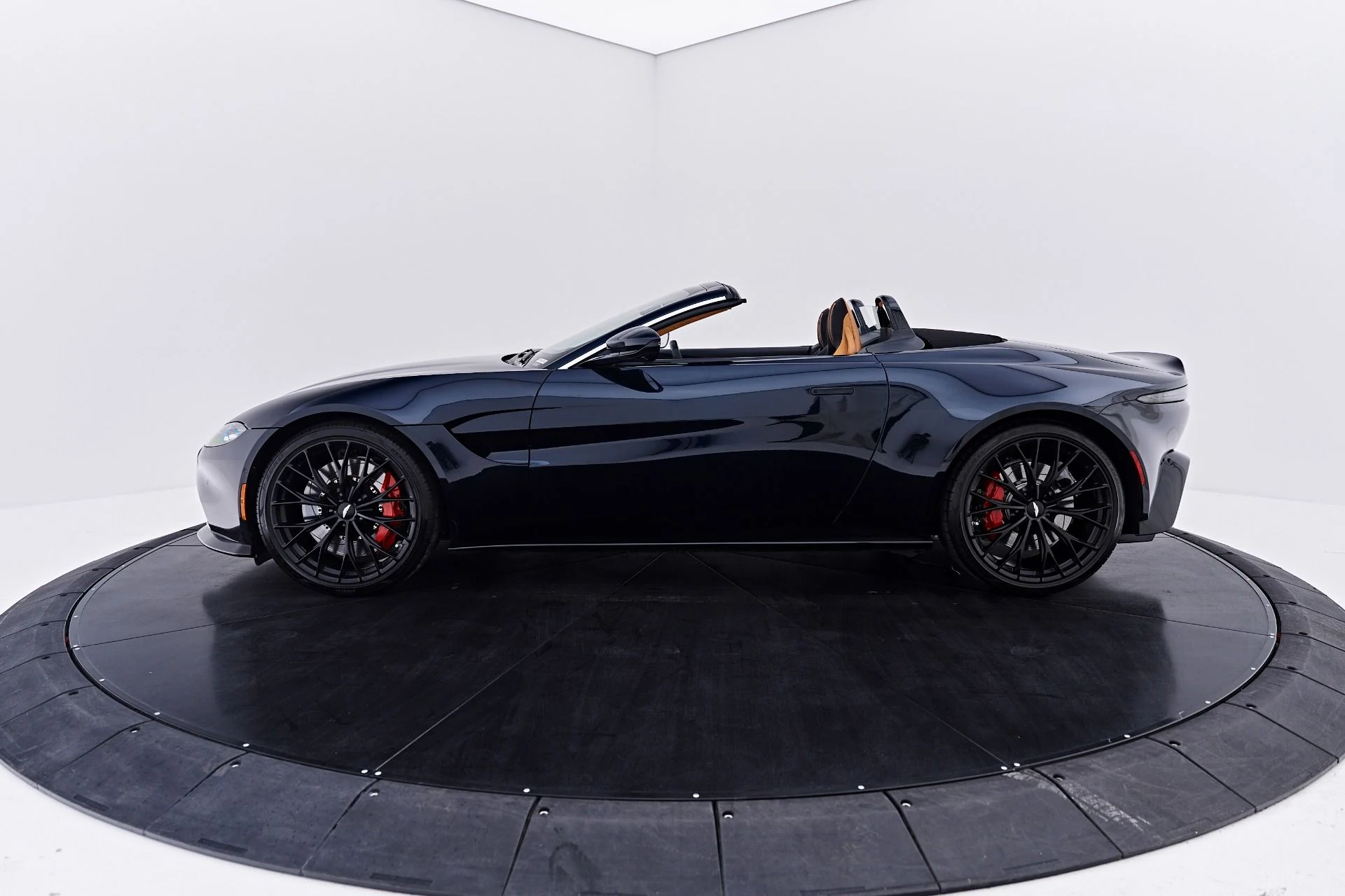 mph012_2769396769_Used_2022_Aston_Martin_Vantage_Base_1786226033_2e130888cf