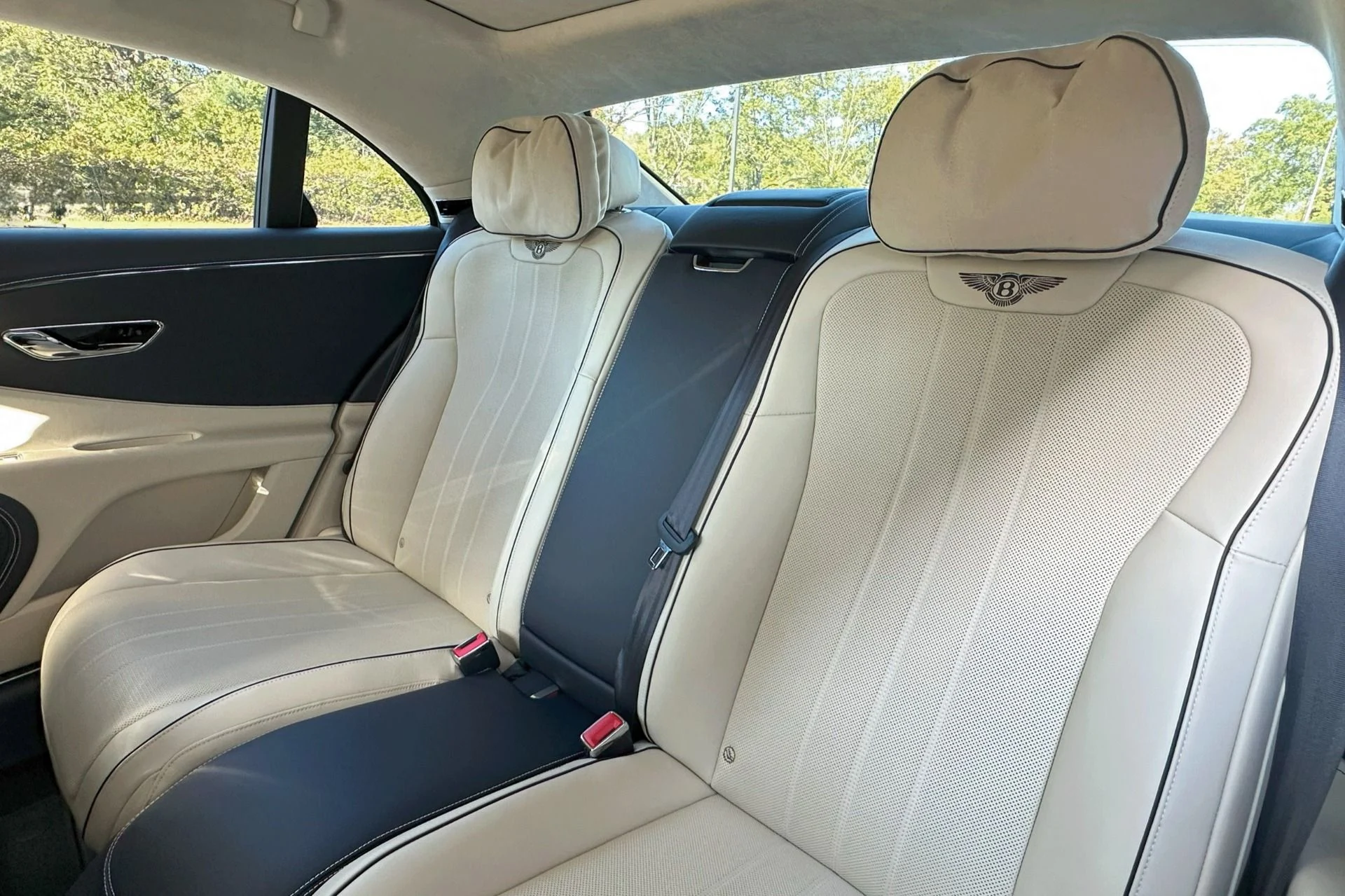 mph012_2777392207_Used_2022_Bentley_Flying_Spur_V8_1759839159_56d0a4920b