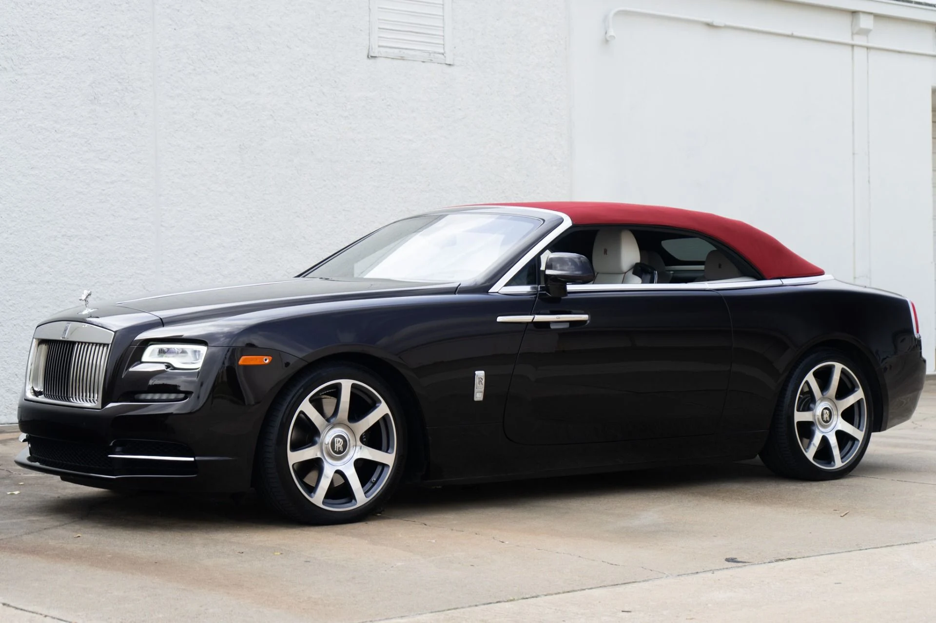 mph012_2781438552_Used_2017_Rolls_Royce_Dawn_1771784248_ee38da690d