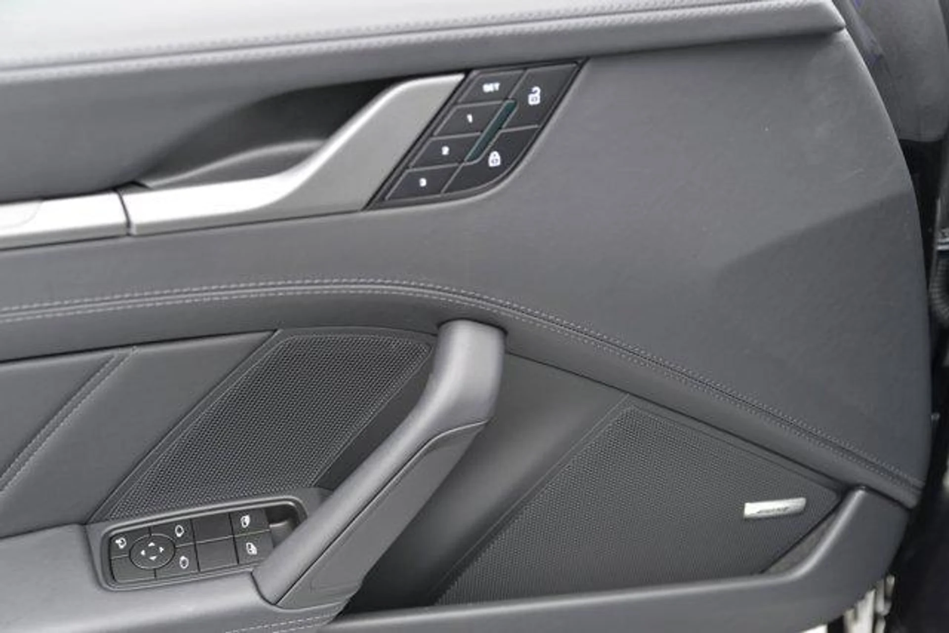 mph012_2797488681_M_Ky_NF_1_G_Ea5n_D_Vh_S_Mf_Z_Cgpj_L24_0084b0529a