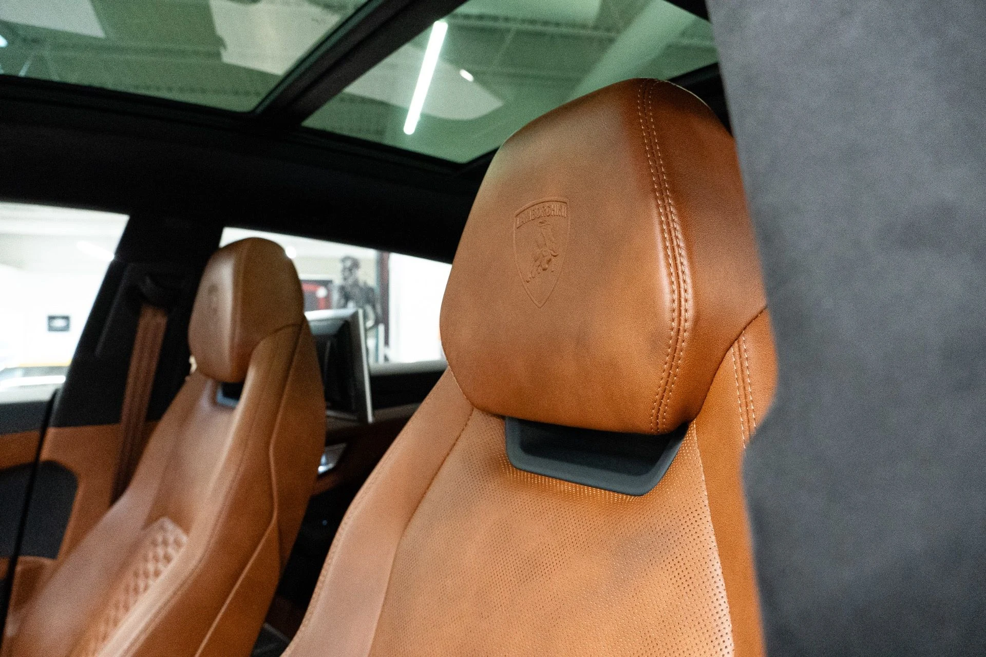 mph012_2813665443_Used_2019_Lamborghini_Urus_1770318658_ac957eb1a5