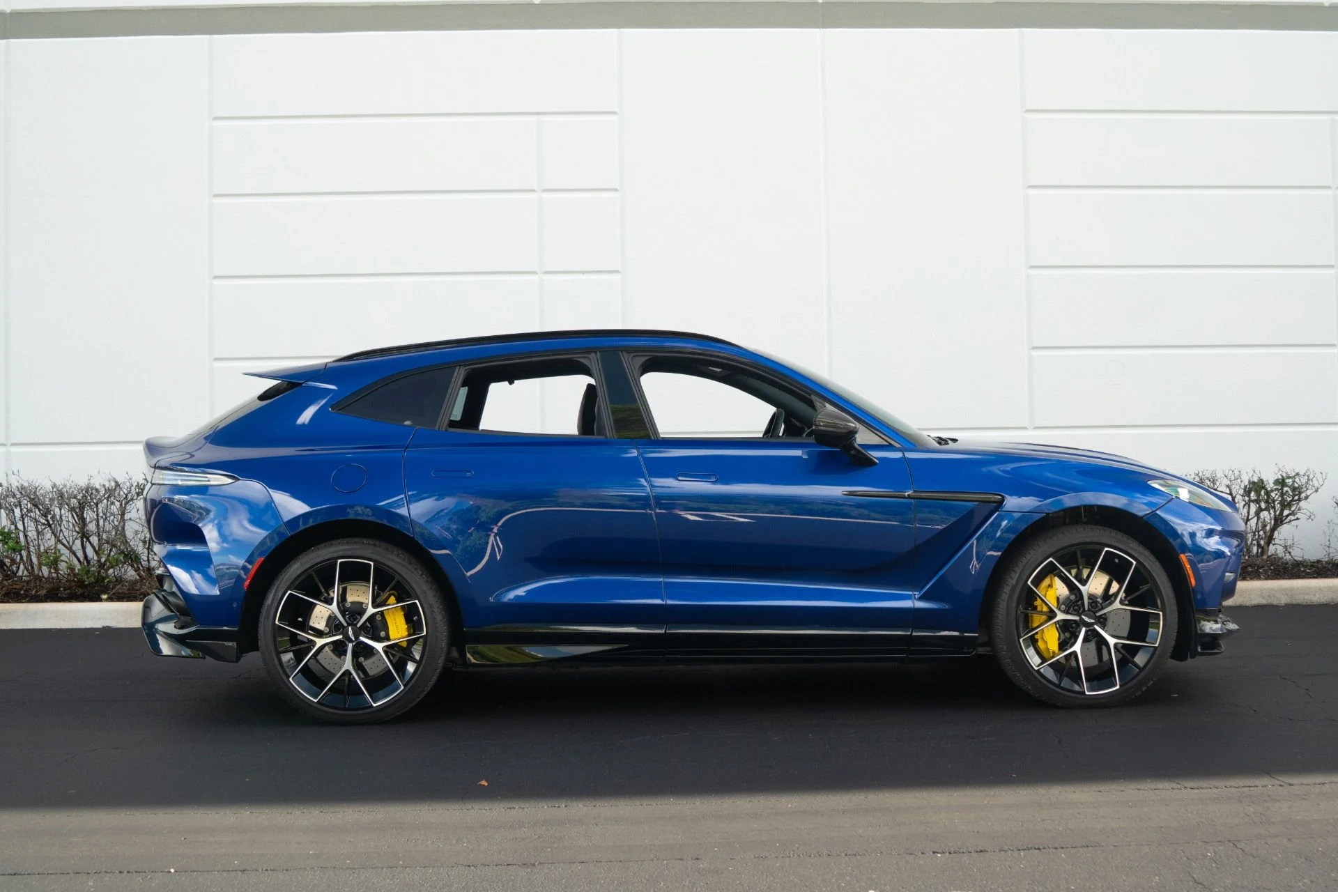 mph012_2836570092_Used_2025_Aston_Martin_DBX_707_1764700714_61e57b44a1