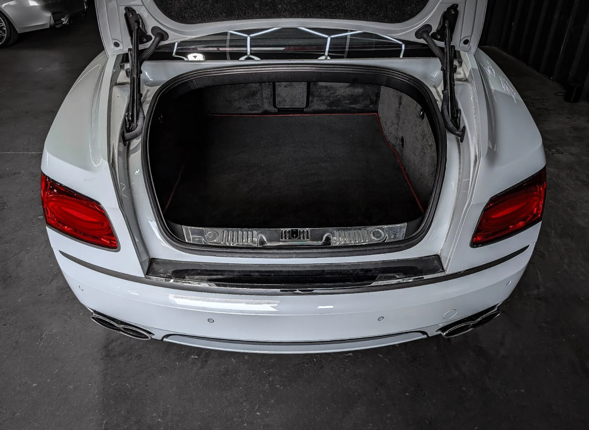 mph012_2865537392_36587952_08344_2017_bentley_flying_spur_081_d080a1eadc