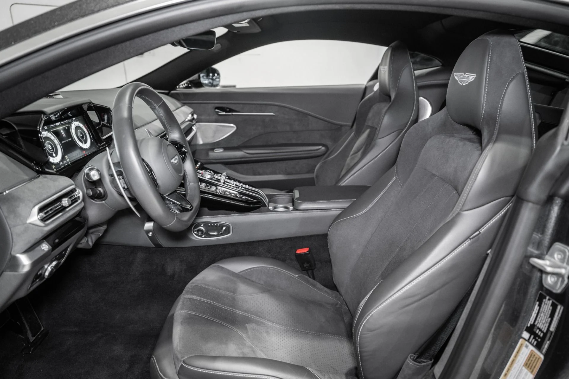 mph012_288136693_Used_2025_Aston_Martin_Vantage_1784563036_39408d7e26