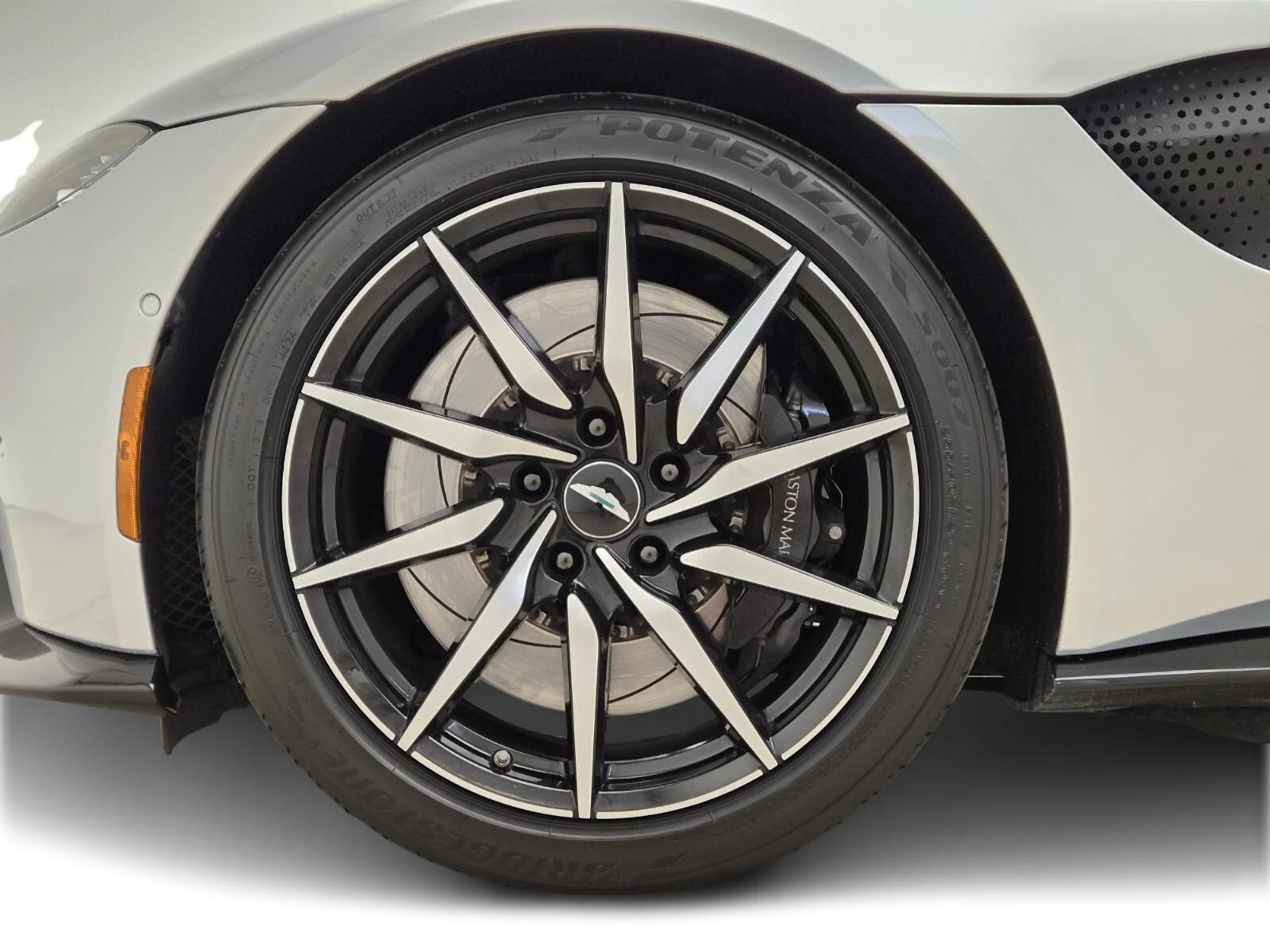 mph012_2898256109_Used_2019_Aston_Martin_Vantage_1756191174_944eaf43e4
