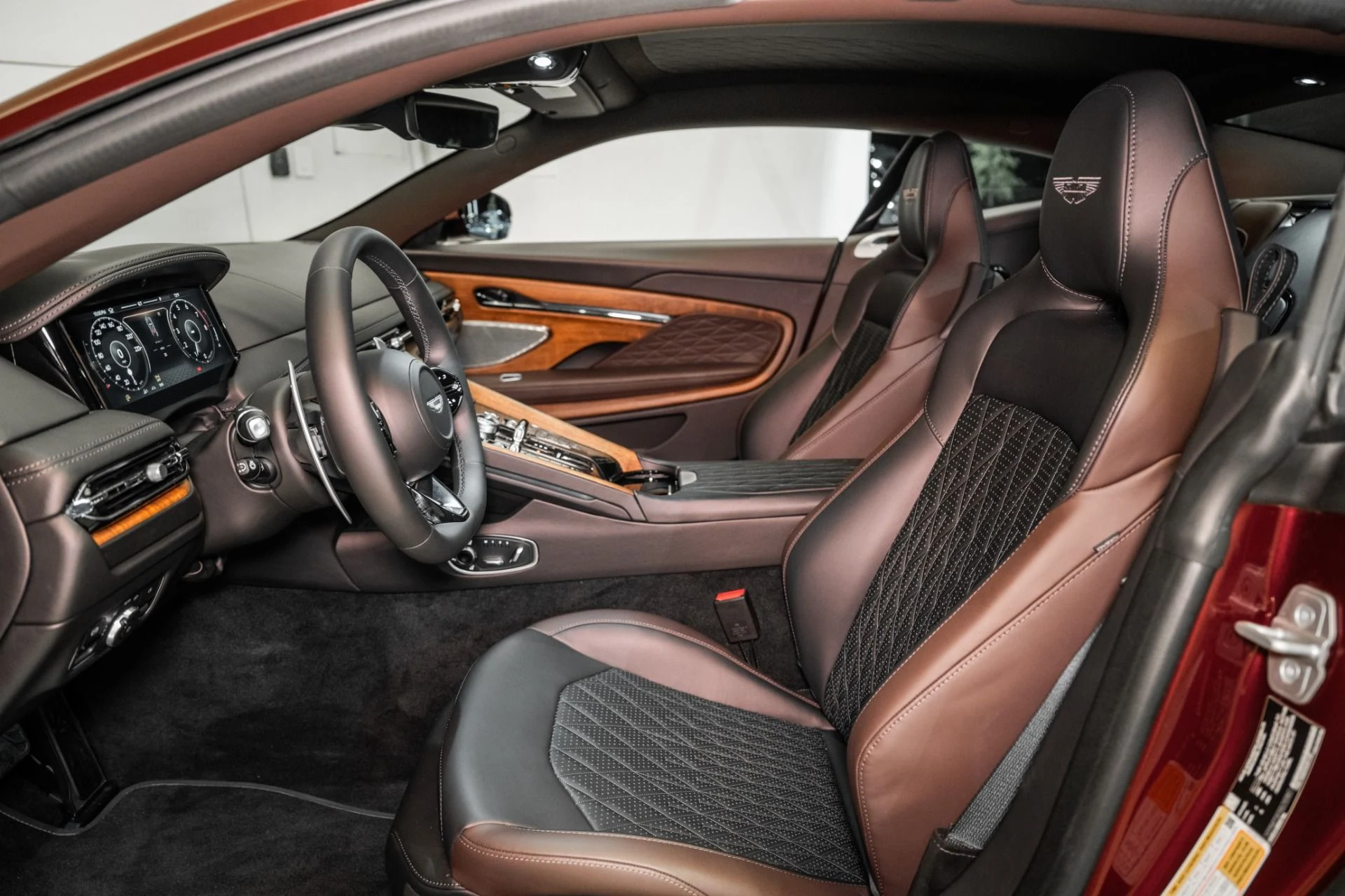 mph012_2925658848_Used_2025_Aston_Martin_DB_12_Coupe_1748960287_f071f621e4