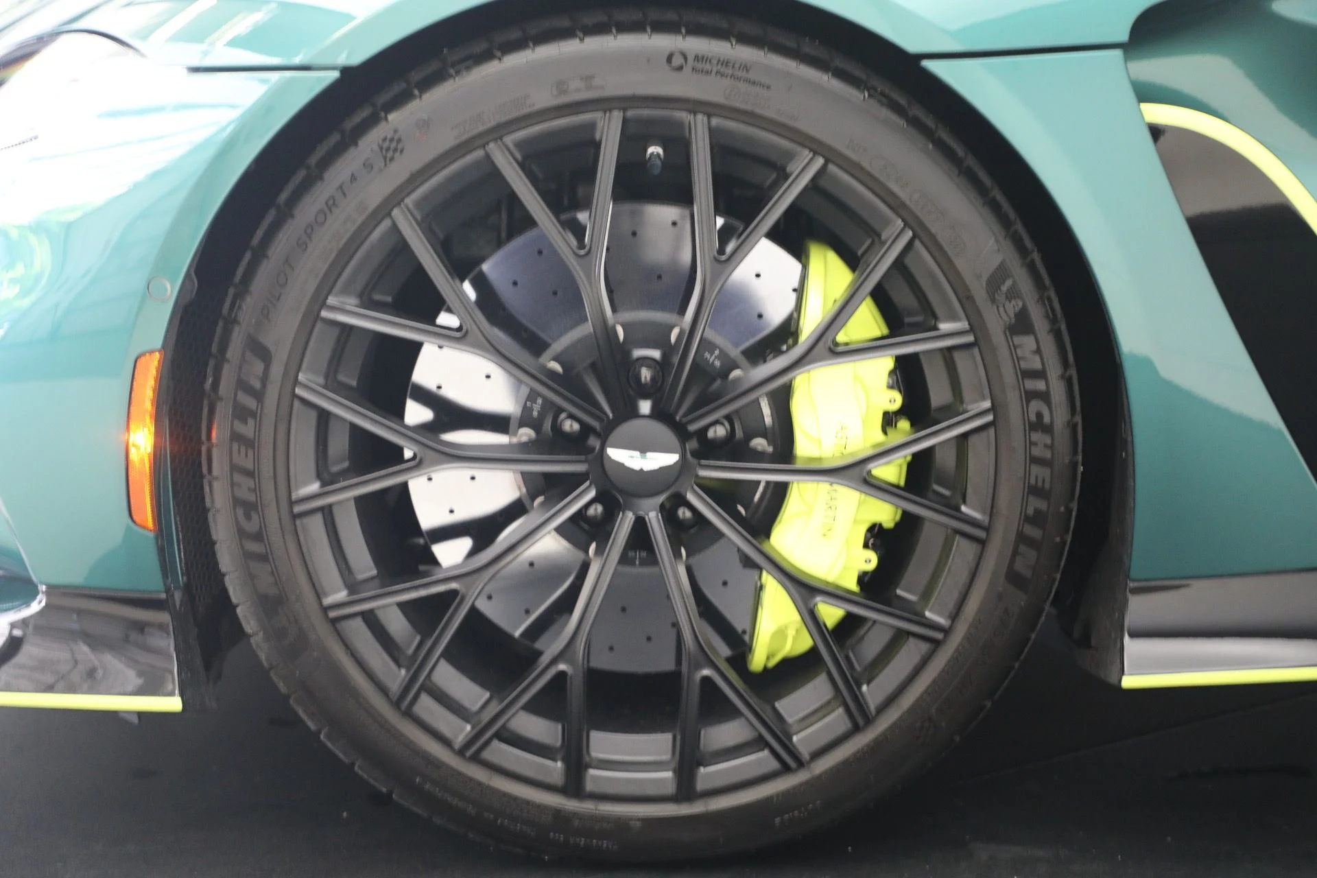 mph012_2935797564_Used_2023_Aston_Martin_Vantage_V12_1777723504_f7e0451154
