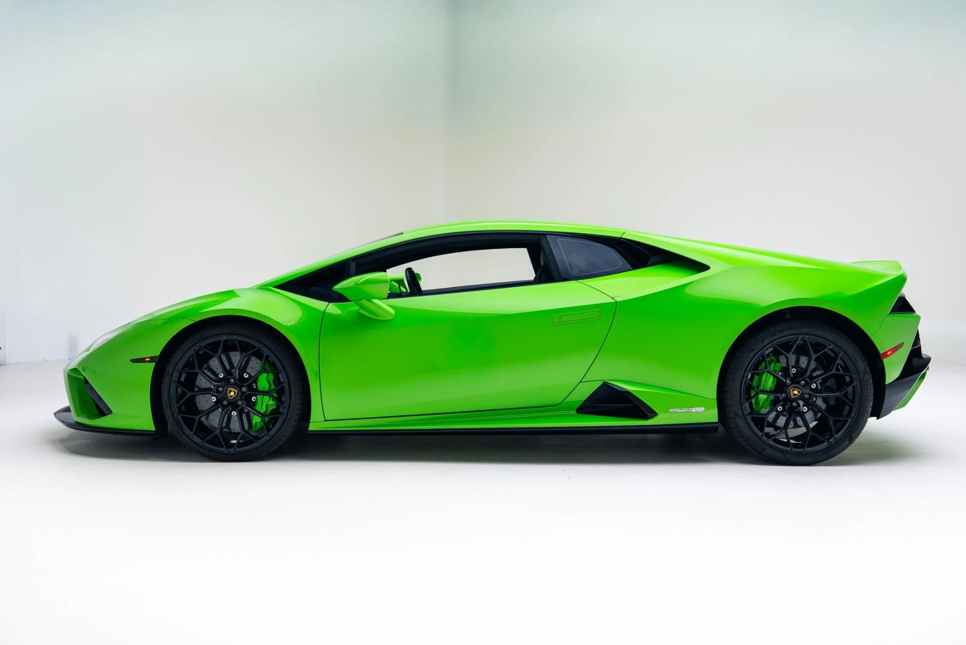 mph012_300504777_Used_2023_Lamborghini_Huracan_EVO_1765473040_18bf029606