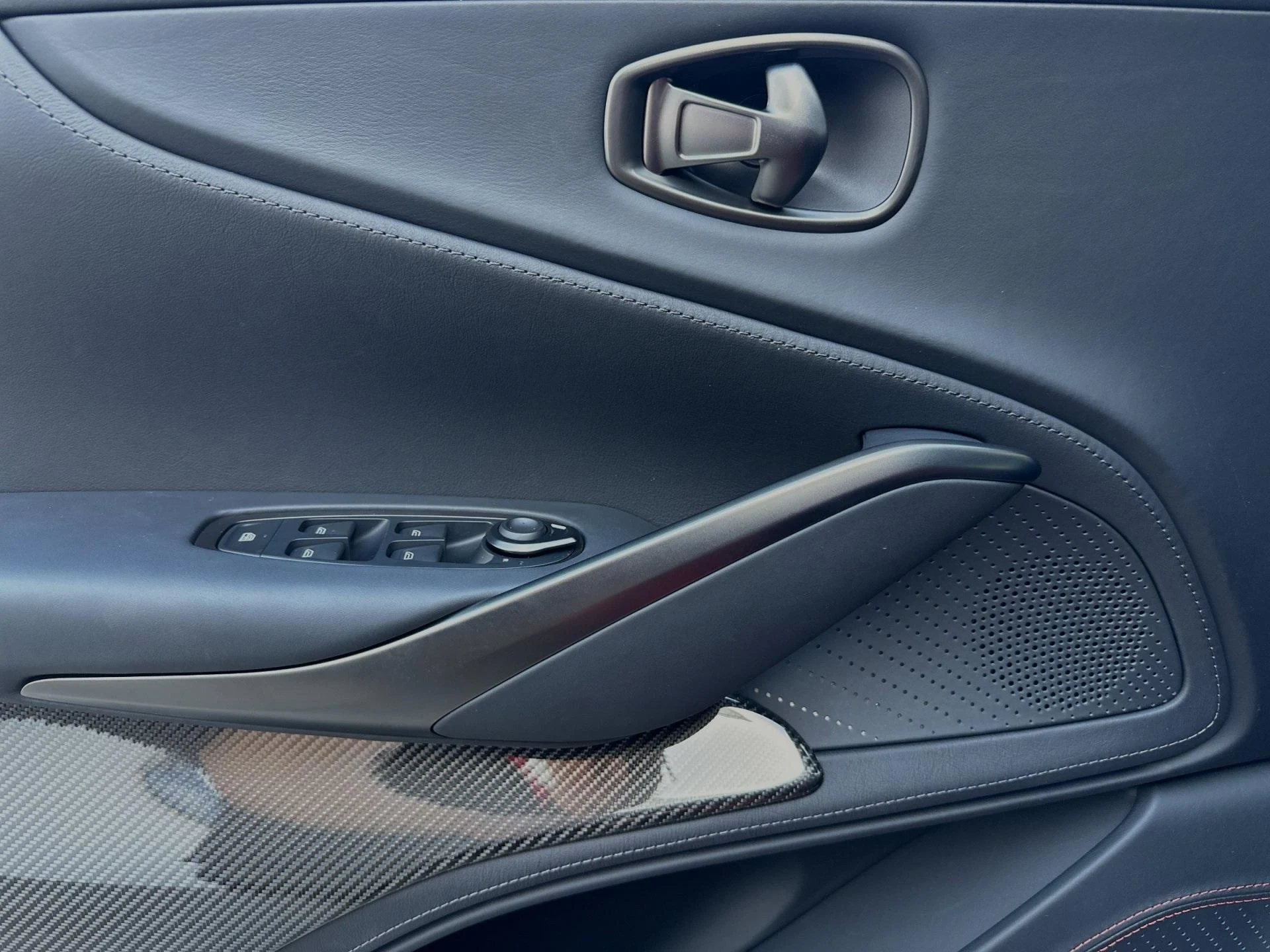 mph012_3028566679_New_2024_Aston_Martin_DBX_707_1747424164_9b54dfb26d