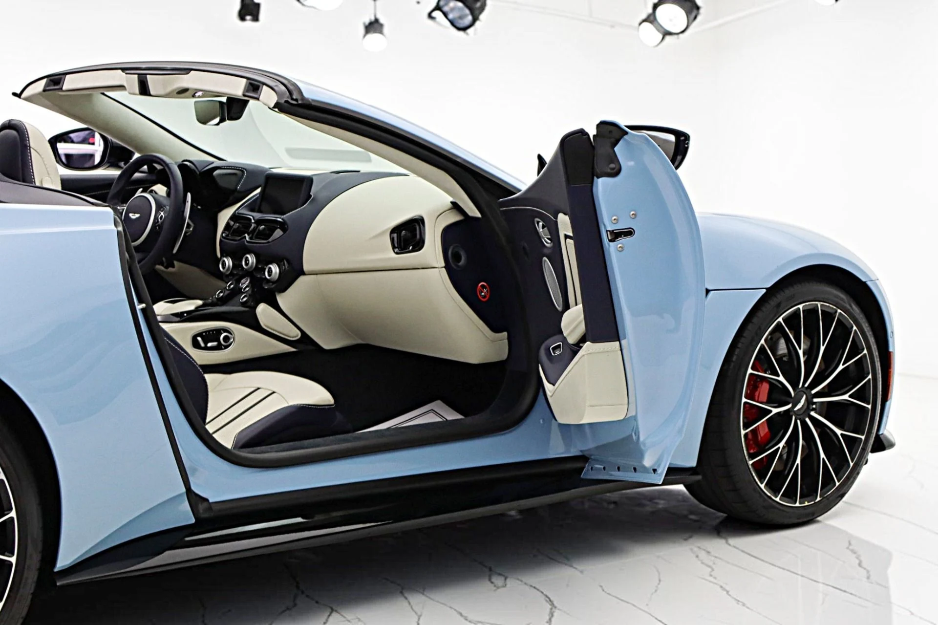mph012_3039678548_Used_2022_Aston_Martin_Vantage_Roadster_edd8458451