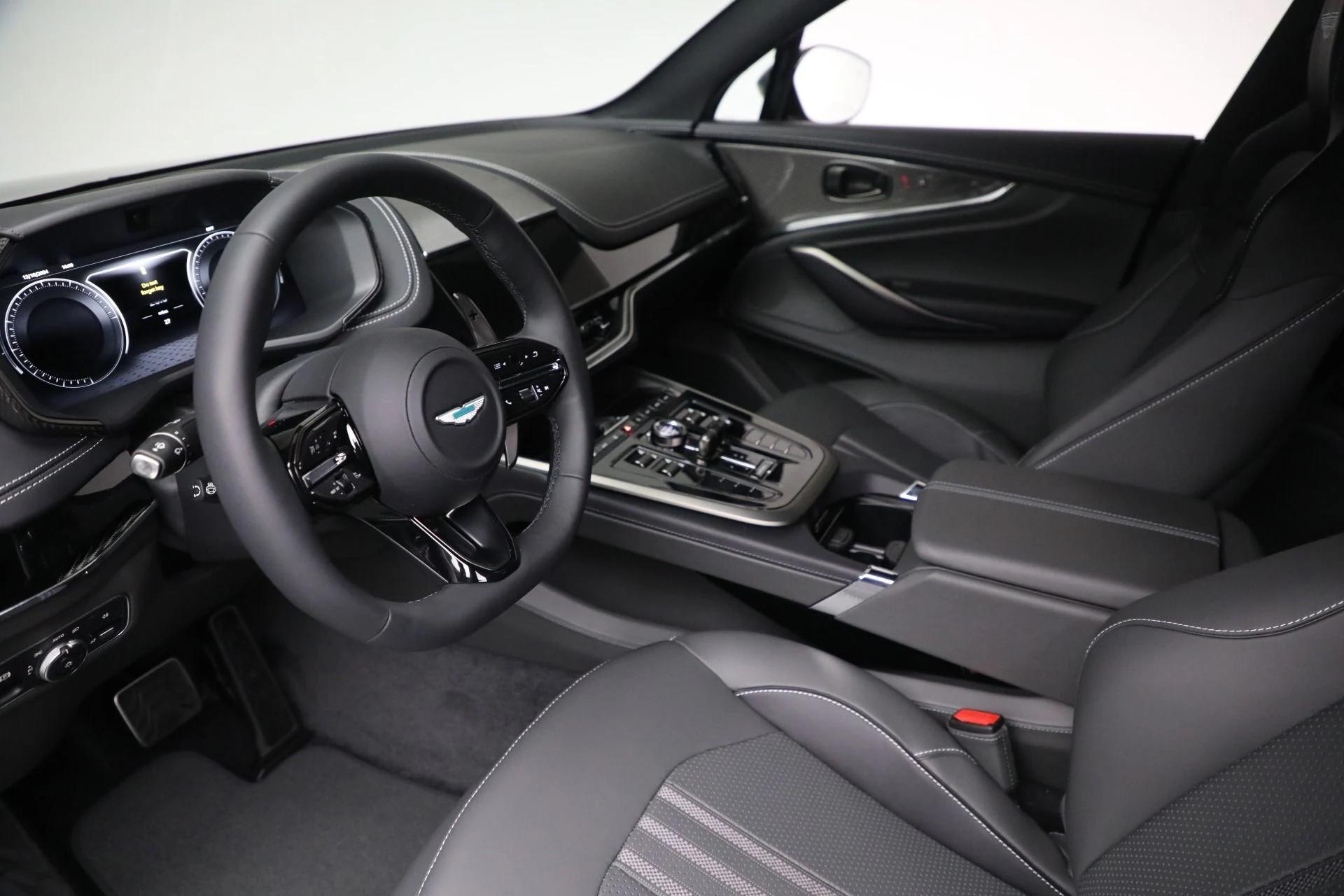 mph012_3052364810_New_2025_Aston_Martin_DBX_707_707_4105b97937
