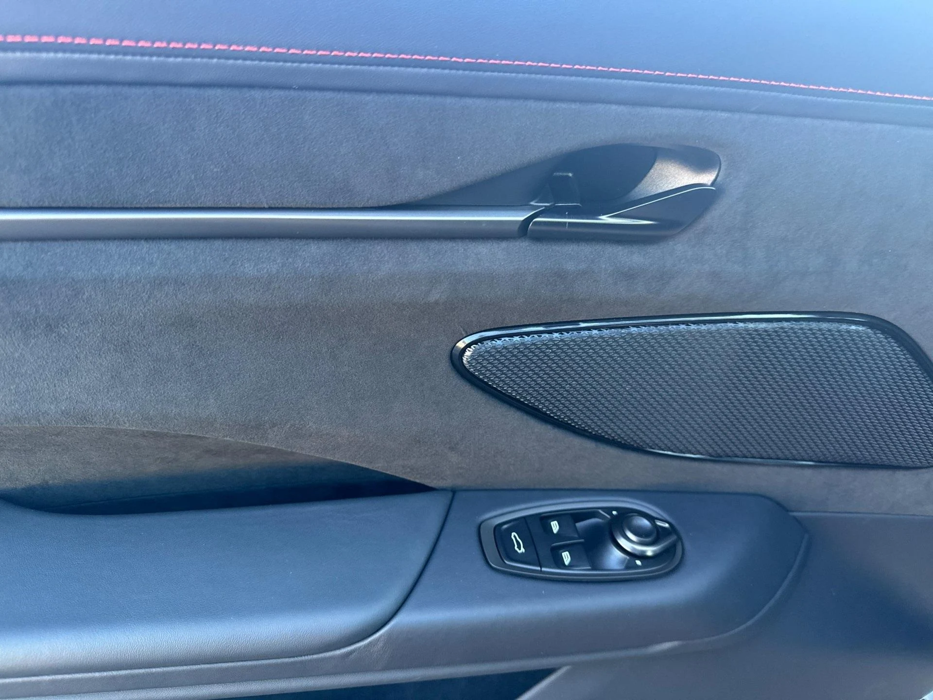 mph012_3077045918_New_2025_Aston_Martin_Vantage_Base_1747424222_642d81f8d4