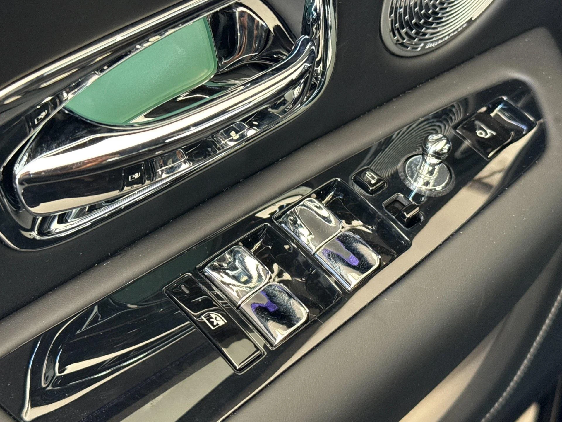 mph012_3115984313_New_2025_Rolls_Royce_Cullinan_Base_1756909307_7dff246a30