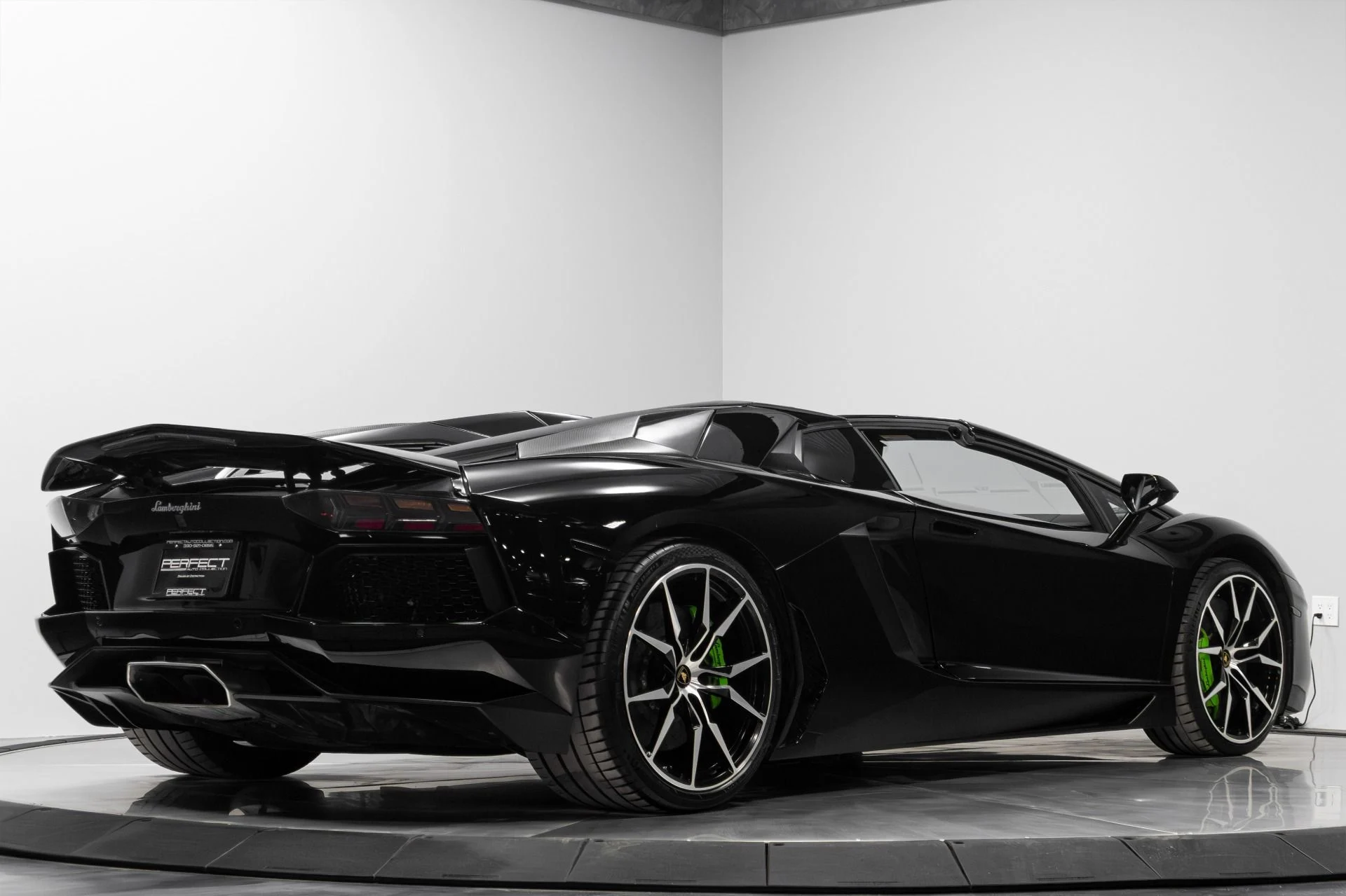 mph012_3141878910_Used_2015_Lamborghini_Aventador_LP_700_4_1770952947_f94b972005