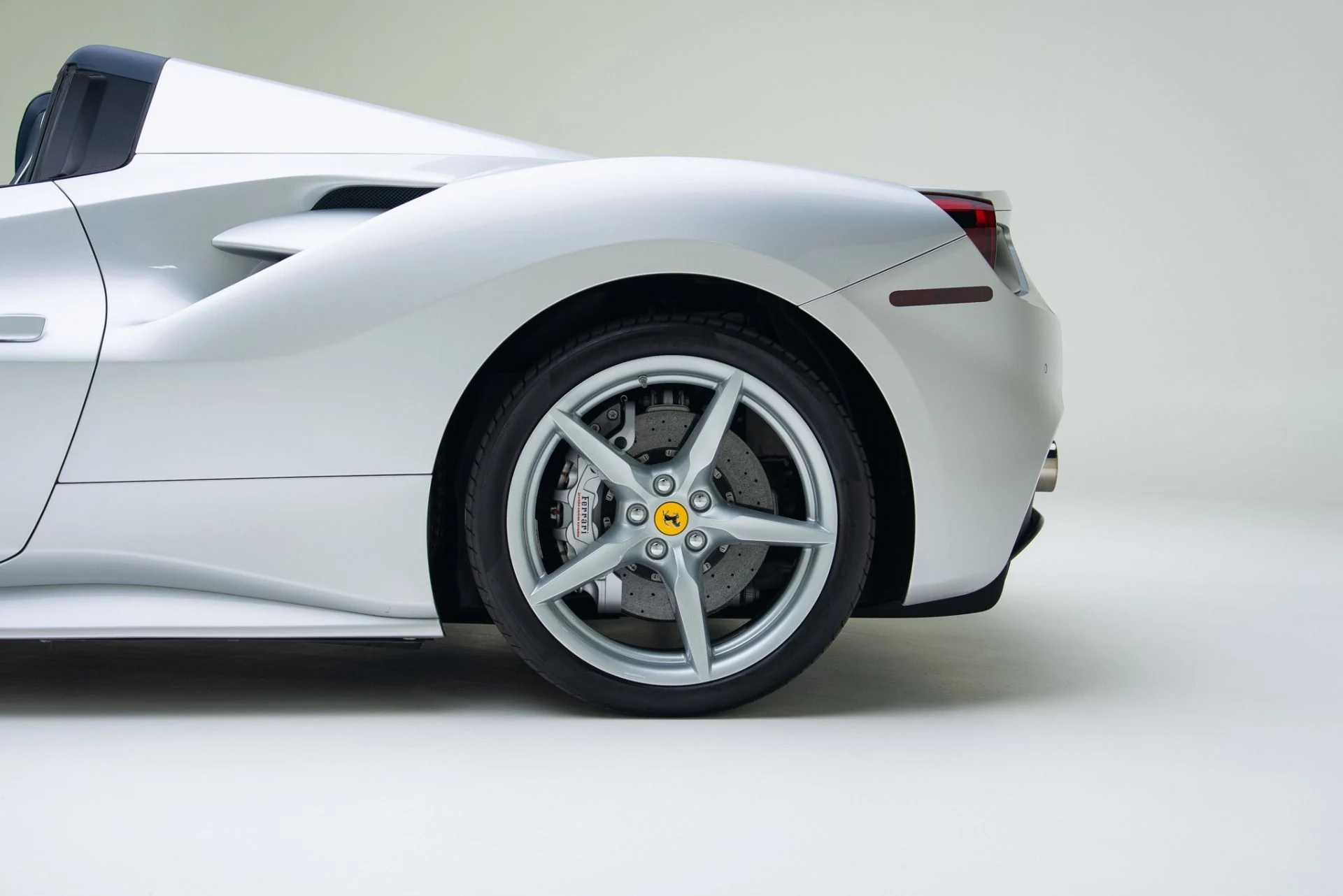 mph012_3151118681_Used_2017_Ferrari_488_Spider_1762375405_174553d1bf