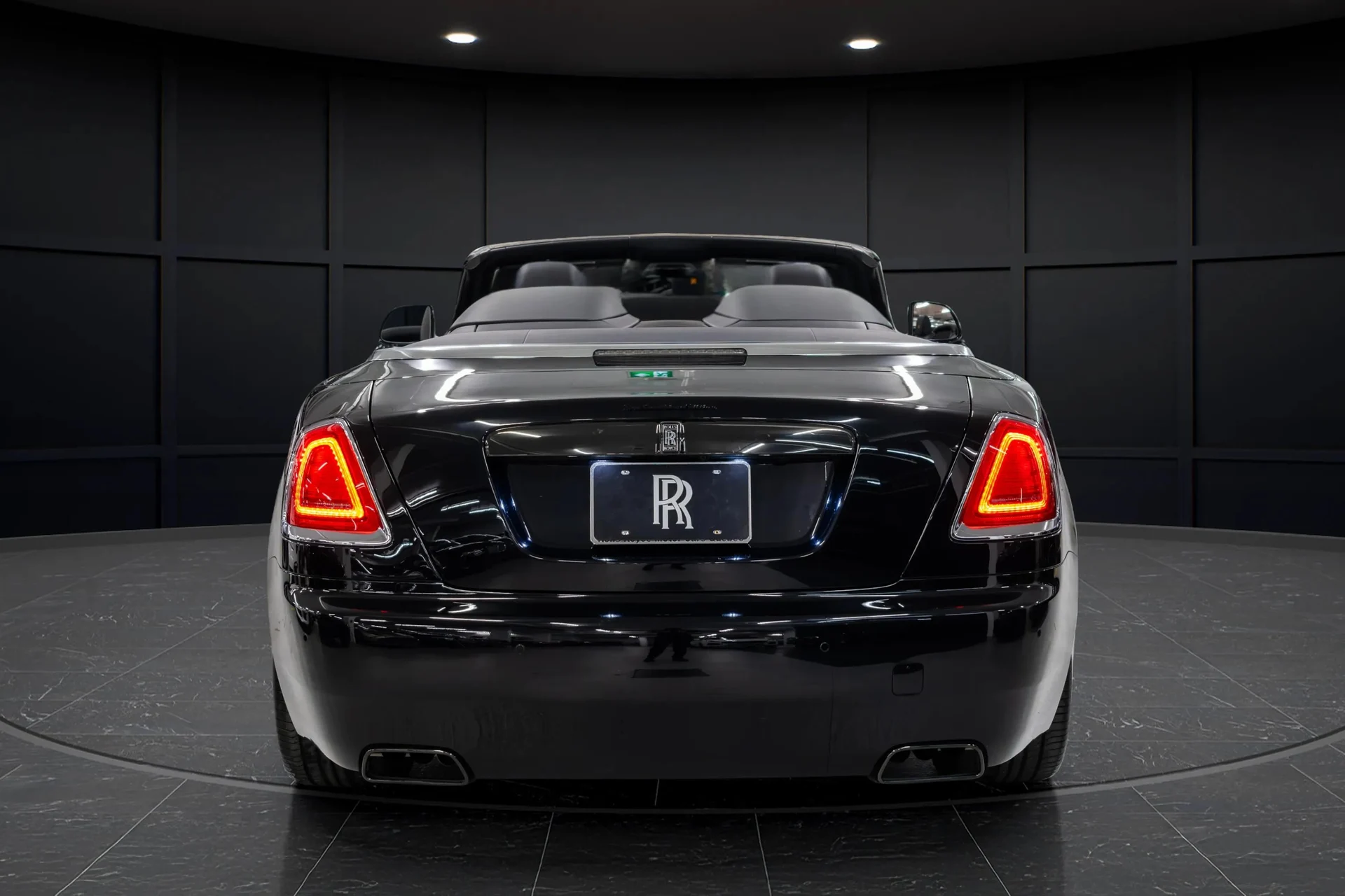 mph012_3151941252_a660892b_263c_490c_8425_b0443e859c5d_201920_Rolls_Royce20_Black20_Badge20_Dawn2028_SCA_666_D55_KU_11584429_11_bcd40d5042