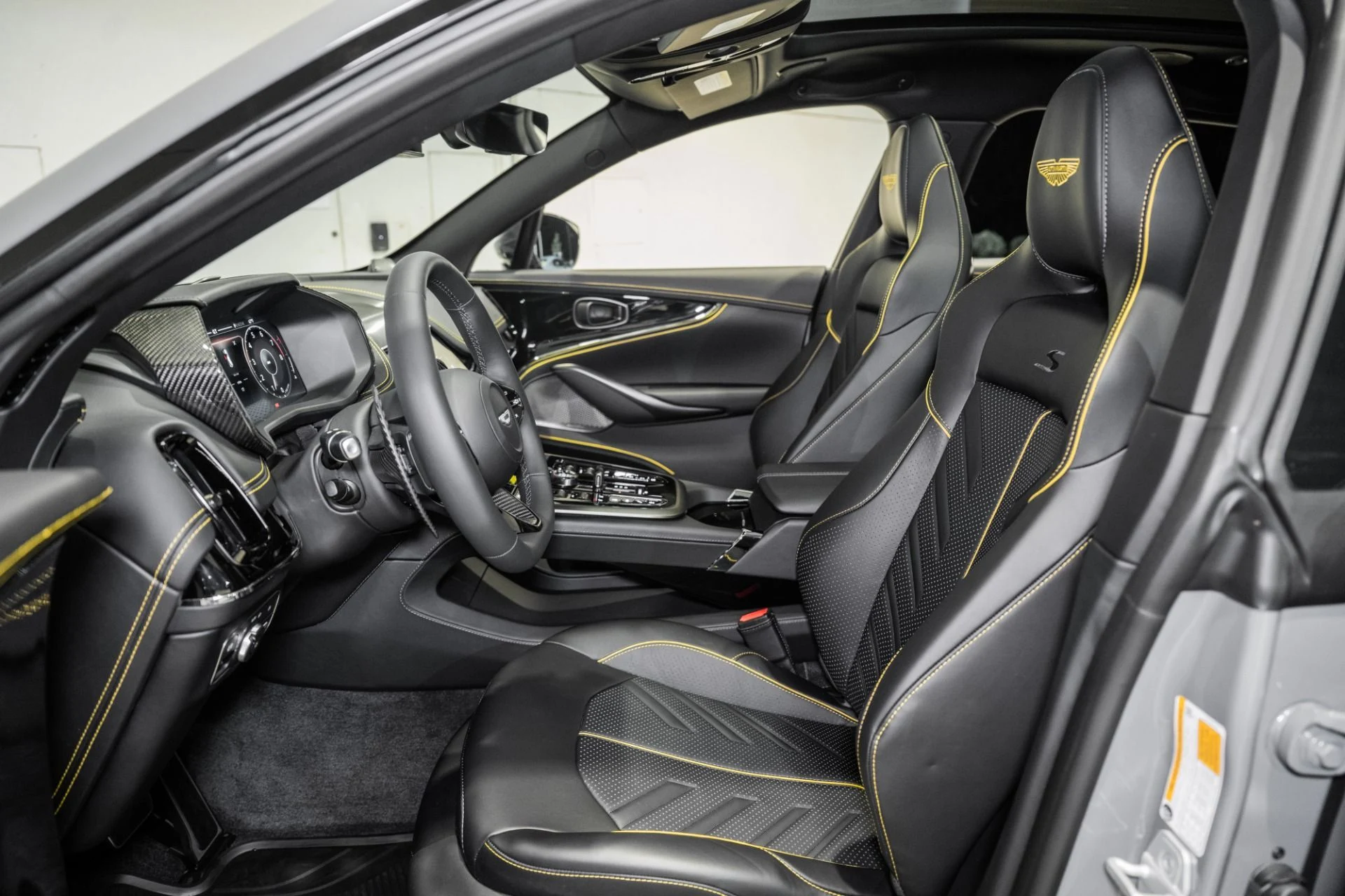 mph012_3160714678_New_2026_Aston_Martin_DBX_S_1778681702_42559138f0